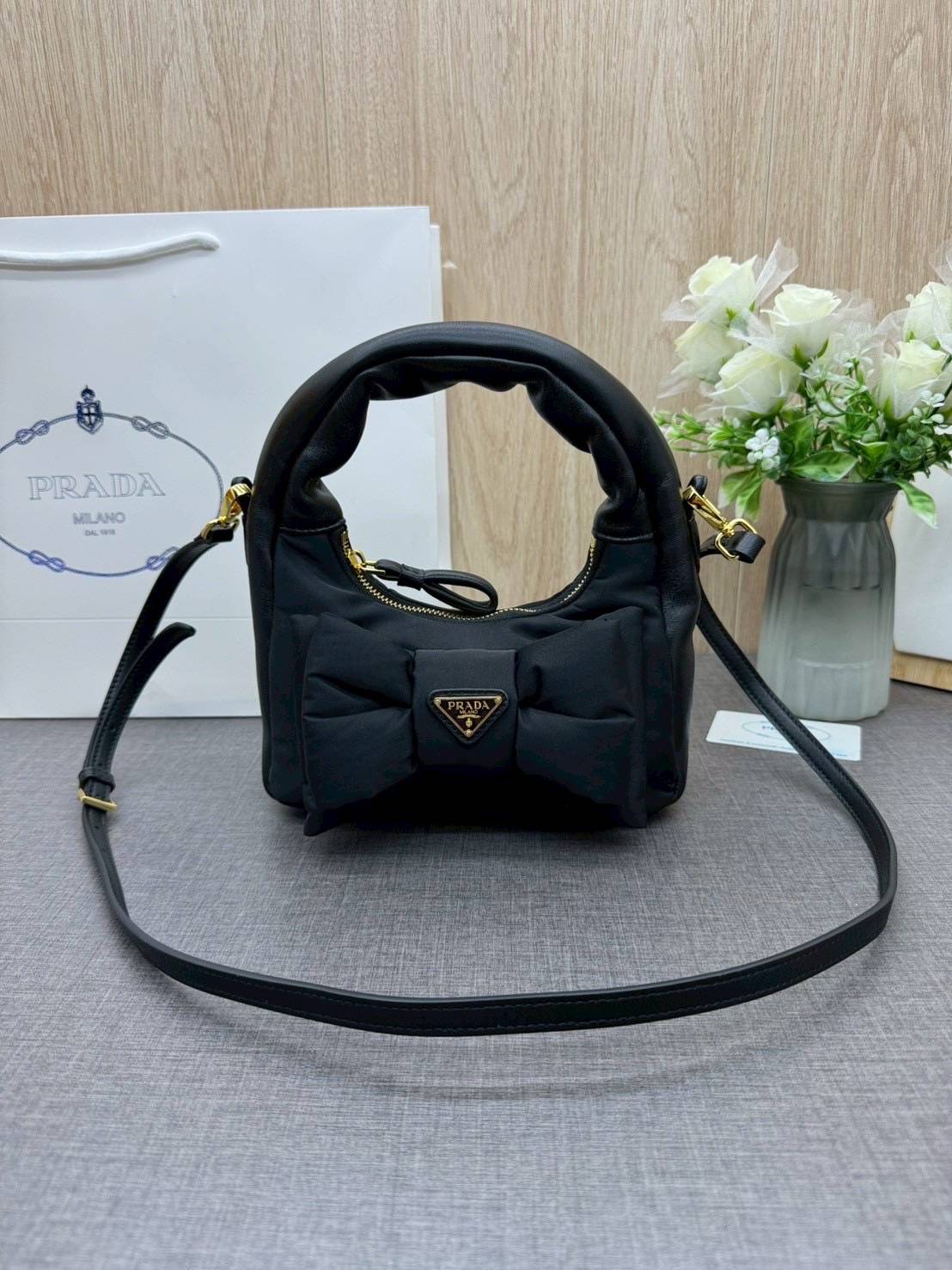 ORI หนังแท้ | Prada Re-Nylon and nappa leather mini-bag with bow กระเป๋าถือพร้อมสายสะพาย ผ้าไนล่อนบุนวม รูปทรงแบบโฮโบที่นุ่มนวลโดดเด่นด้วยโบว์ขนาดใหญ่ที่สื่อถึงความเป็นผู้หญิงสมัยใหม่