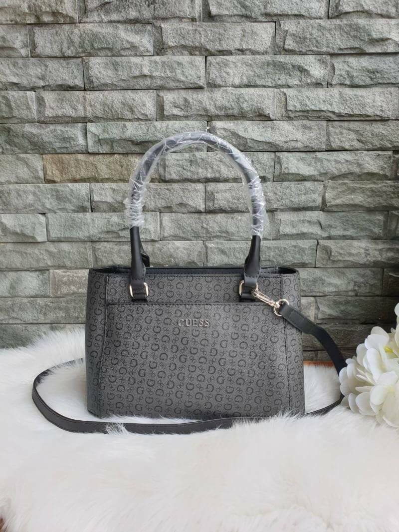 GUESS G LOGO PRINT TOTE BAG กระเป๋าถือหรือสะพายรุ่นใหม่ล่าสุดจาก GUESS FACTORY รุ่นยอดนิยม สวยอย่างมีสไตล์ สีสวยคลาสสิก รุ่นนี้มีการพิมพ์ลายโลโก้ รอบใบ หนัง faux-saffiano หนังคุณภาพดี ตั้งอยู่ทรง น้ำหนักเบา ประดับด้วยโลโก้แบรนด์อะไหล่เงิน สวยโดดเด่นที่กระ