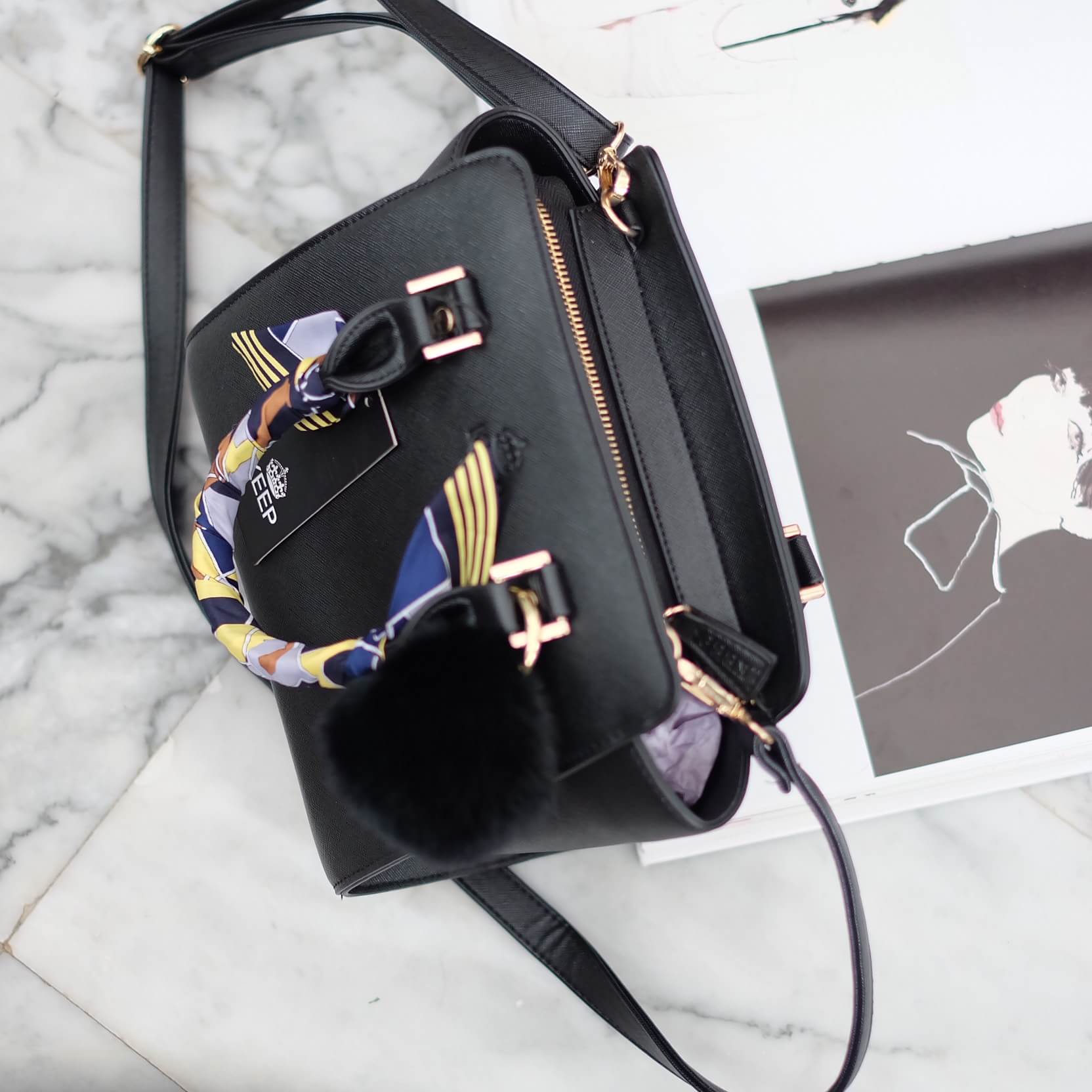 รุ่นใหม่ล่าสุด หนัง saffiano สวยมากๆค่า รุ่น KEEP saffiano leather office bag สวย น่ารัก ขนาดตอบทุกโจทย์การใช้งาน เห็นแล้ว #หลงรักเลยคะ 🌲ตัวกระเป๋าขนาดกำลังดีหนังsaffiano ลายสวยที่สำคัญ ดูแลรักษาง่าย ประดับด้วยผ้าพันหูกระเป๋า silk คุณภาพดีที่สุด ทำ