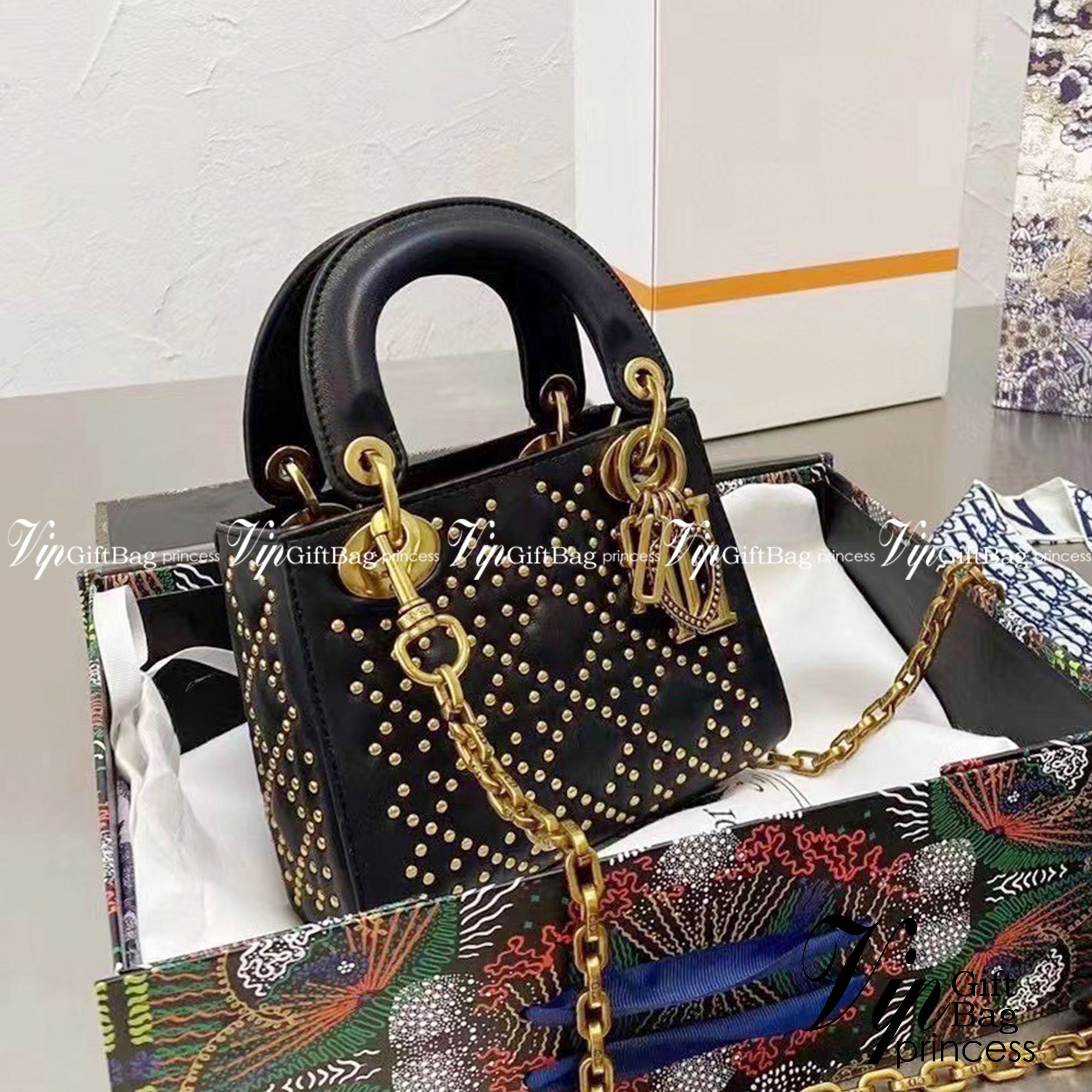Dior bag Lady rhombus three grid diana bag / DIOR CD MINI LADY STUDDED BAG กระเป๋าสะพายข้างไซส์มินิสุดฮอต คลาสสิคตลอดกาล งานสวยเป๊ะ จะถือออกงานหรูๆ คุณหนูๆ ก็เริ่ด จะหิ้วเป็น everyday bag ก็เก๋สุดๆ ค่ะ
