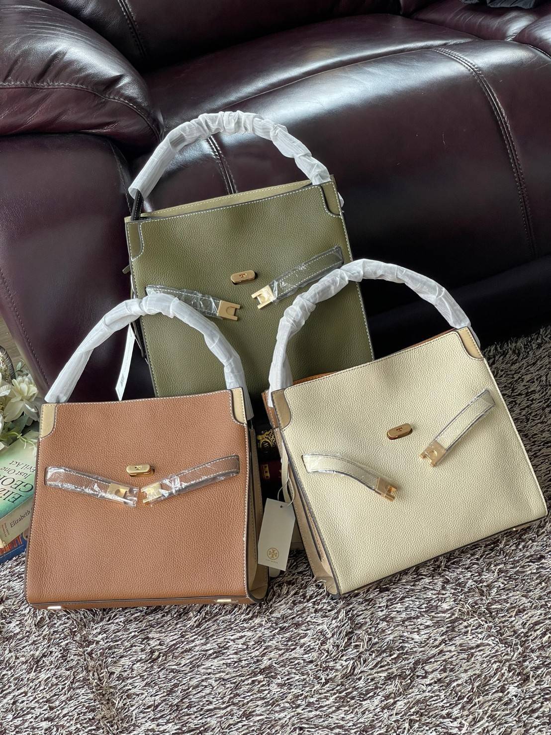 Tory burch lee radziwill pebbled small double bag กระเป๋า Lee Radziwill Double Bag สุดหรู ที่คำนึงถึงการเลเยอร์หนังและหนังกลับอย่างประณีตลงไปในงานดีไซน์ สามารถปรับปากกระเป๋าได้ 3 แบบตามต้องการ พร้อมนำเอาความเป็น American Luxury มาตีความใหม่ผ่านแง่มุมของคว