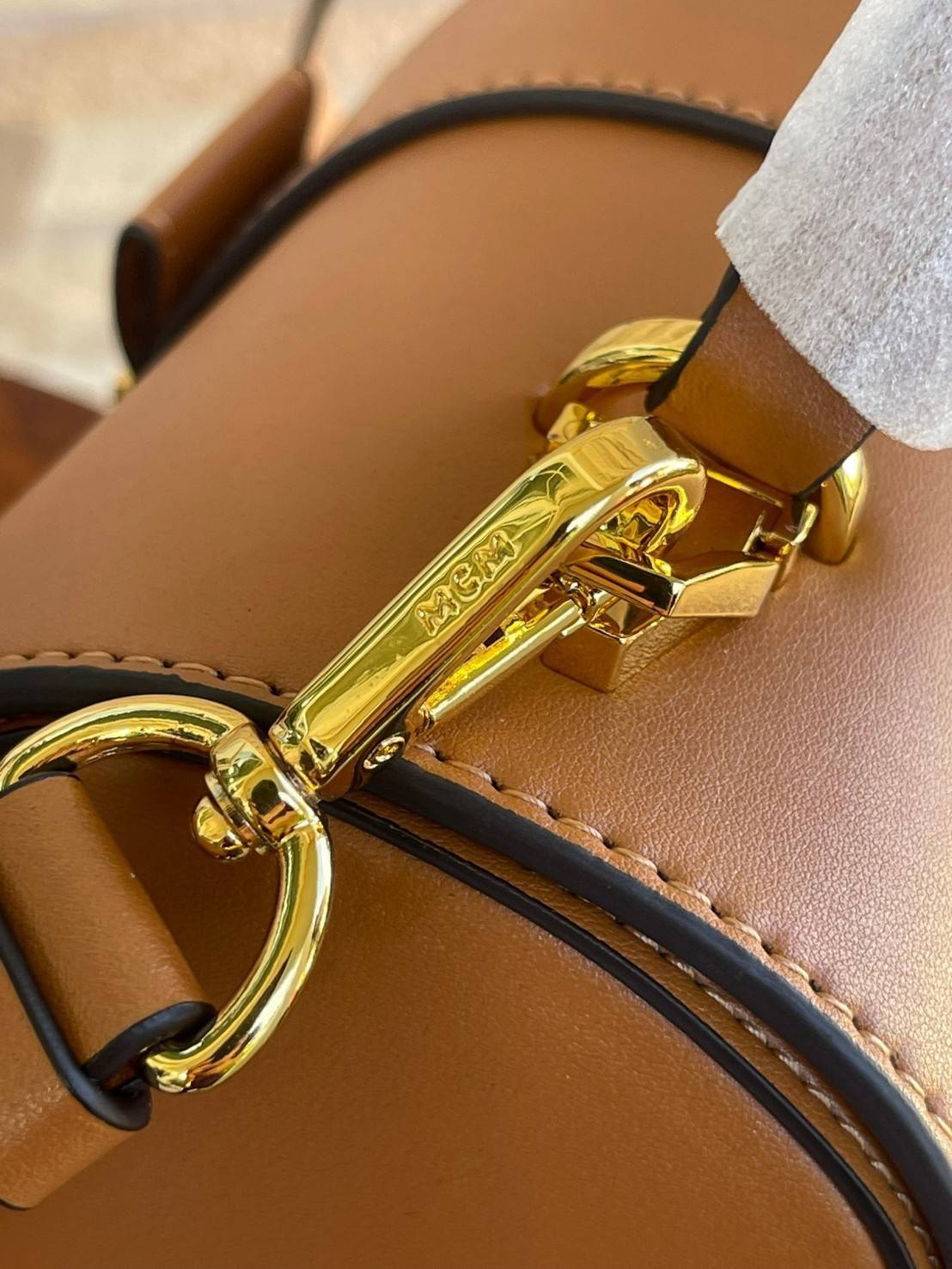 M.C.M Tracy Satchel in Visetos กระเป๋าทรงนักเรียน Tracy ขนาดเล็กผสานความประณีตที่อ่อนนุ่มของหนังดิบ (Vachetta) เข้ากับสัญลักษณ์อันเป็นมรดกของผ้าใบเคลือบผิวลาย Visetos ปิดด้วยตัวล็อคลอเรลนับเป็นความหรูหราที่มาพร้อมพื้นที่เก็บของจำเป็นอย่างกว้างขวาง