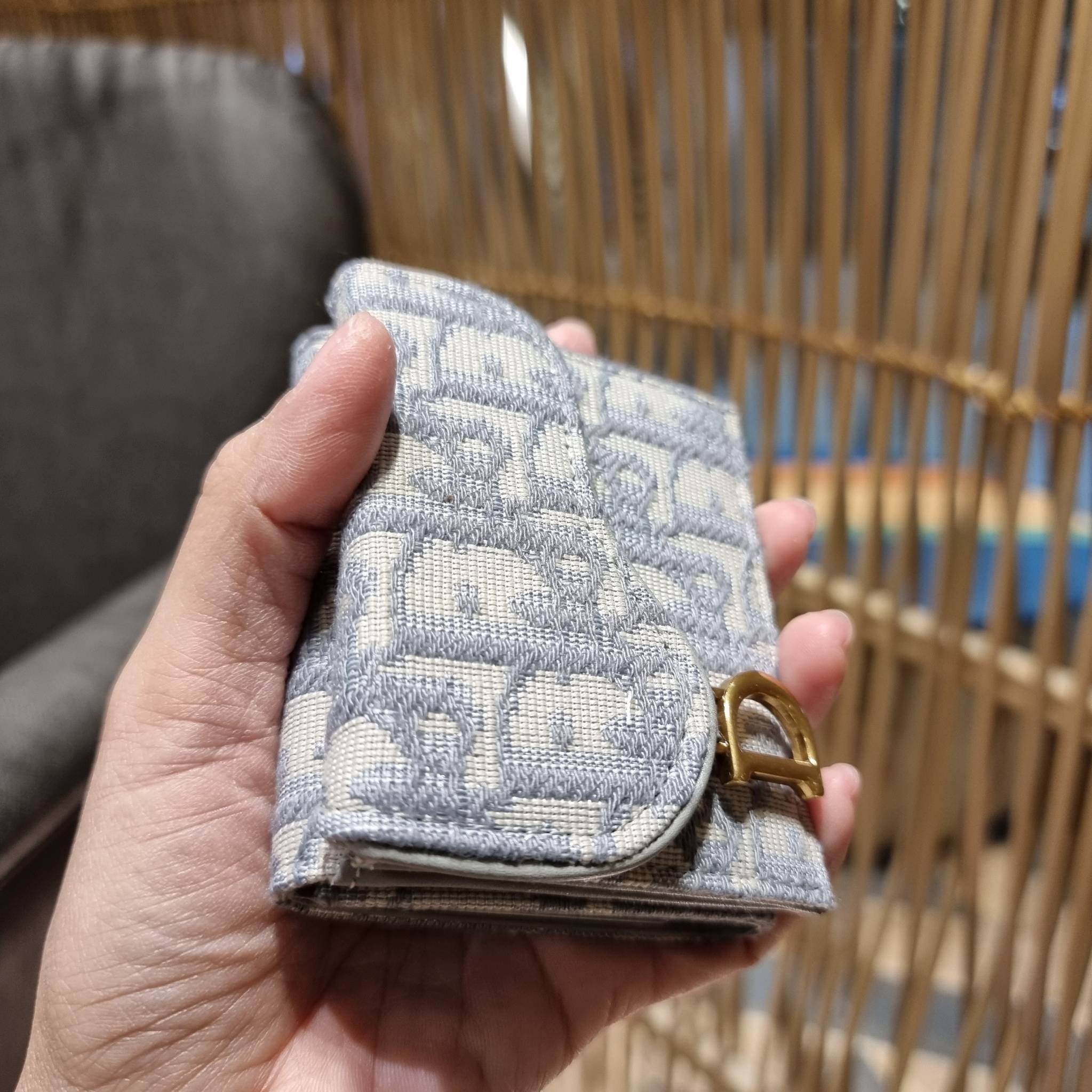 VIP 】CD MULTI WALLET WITH GWP กระเป๋าสตางค์ขนาดเหมาะมือ กะทัดรัดไม่กินพื้นที่ พรีเมี่ยมกิ๊ฟจากเคาน์เตอร์ ดีไซน์แบบพับ ใช้งานง่าย น่ารักน่าใช้จริงๆ วัสดุผ้าแคนวาสปักลาย สลับหนังแท้ภายใน ภายในมีช่องใส่บัตร ใส่ธนบัตรได้ สะดวกใช้มากๆ มาพร้อม box set ในราคาที่