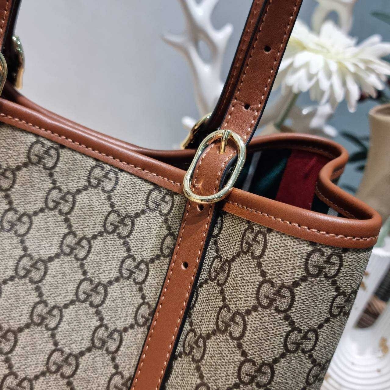 GUCCI GG Emblem small tote bag กระเป๋าทรงโท้ทสะพายไหล่ ที่ขนาดกำลังสวย ใส่ของได้แบบจุกๆ หูสะพายปรับและถอดออกได้ เก๋มากๆ