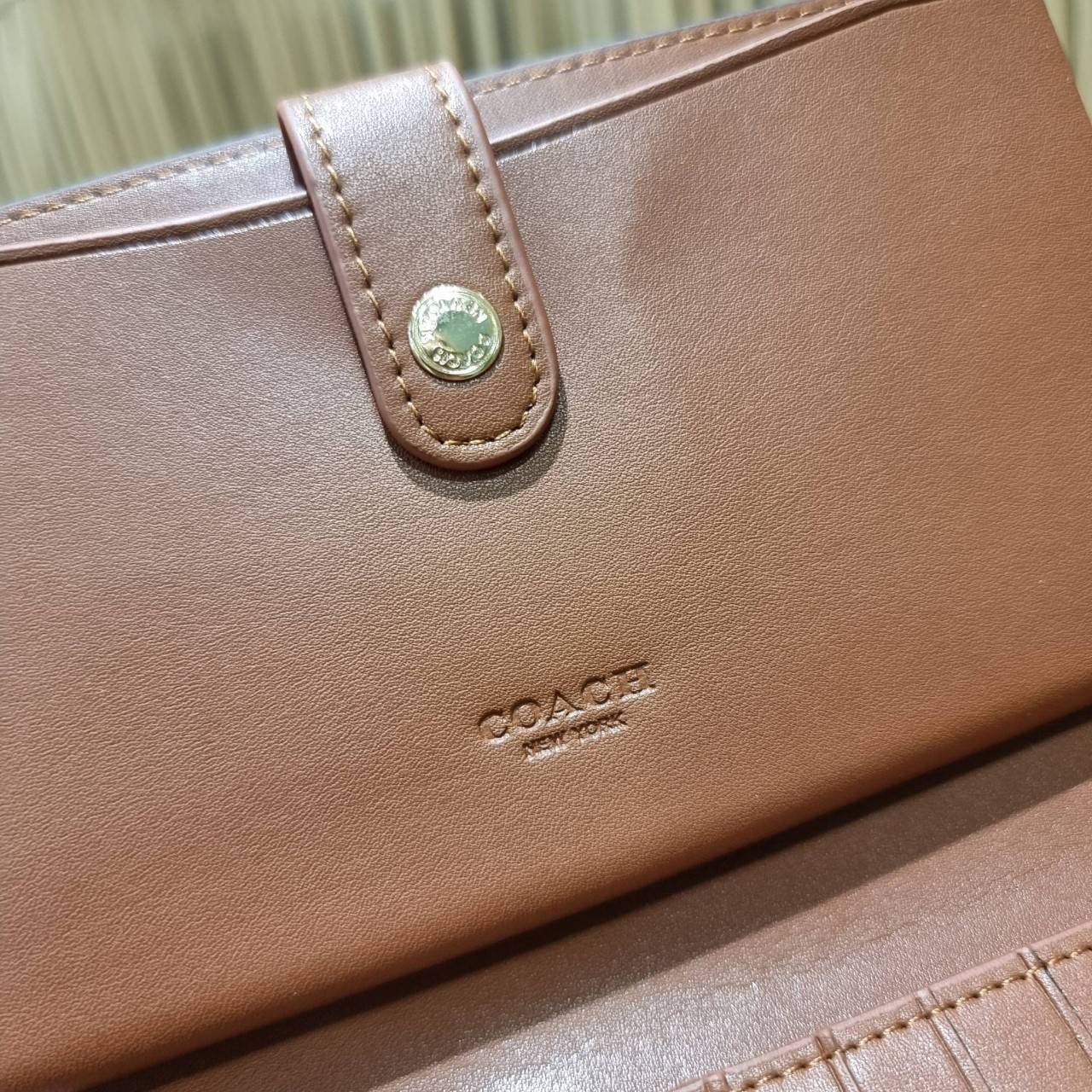 พร้อมส่ง 7 สี COACH C2874 TECH WALLET IN COLORBLOCK SIGNATURE CANVAS จัดให้สีใหม่ก่อนใคร!! ดีไซน์ใหม่ คอลเลคชั่นสวยหรู กระเป๋าสตางค์พร้อมสายคล้องมือ ง่ายต่อชีวิตมากจ้า!! มันดีอะไรเบอร์นี้ ใส่ได้ทั้งบัตร และโทรศัพท์ก็ใส่ได้ทุกรุ่น แถมยังมีช่องซิปแยกไปอีก ช