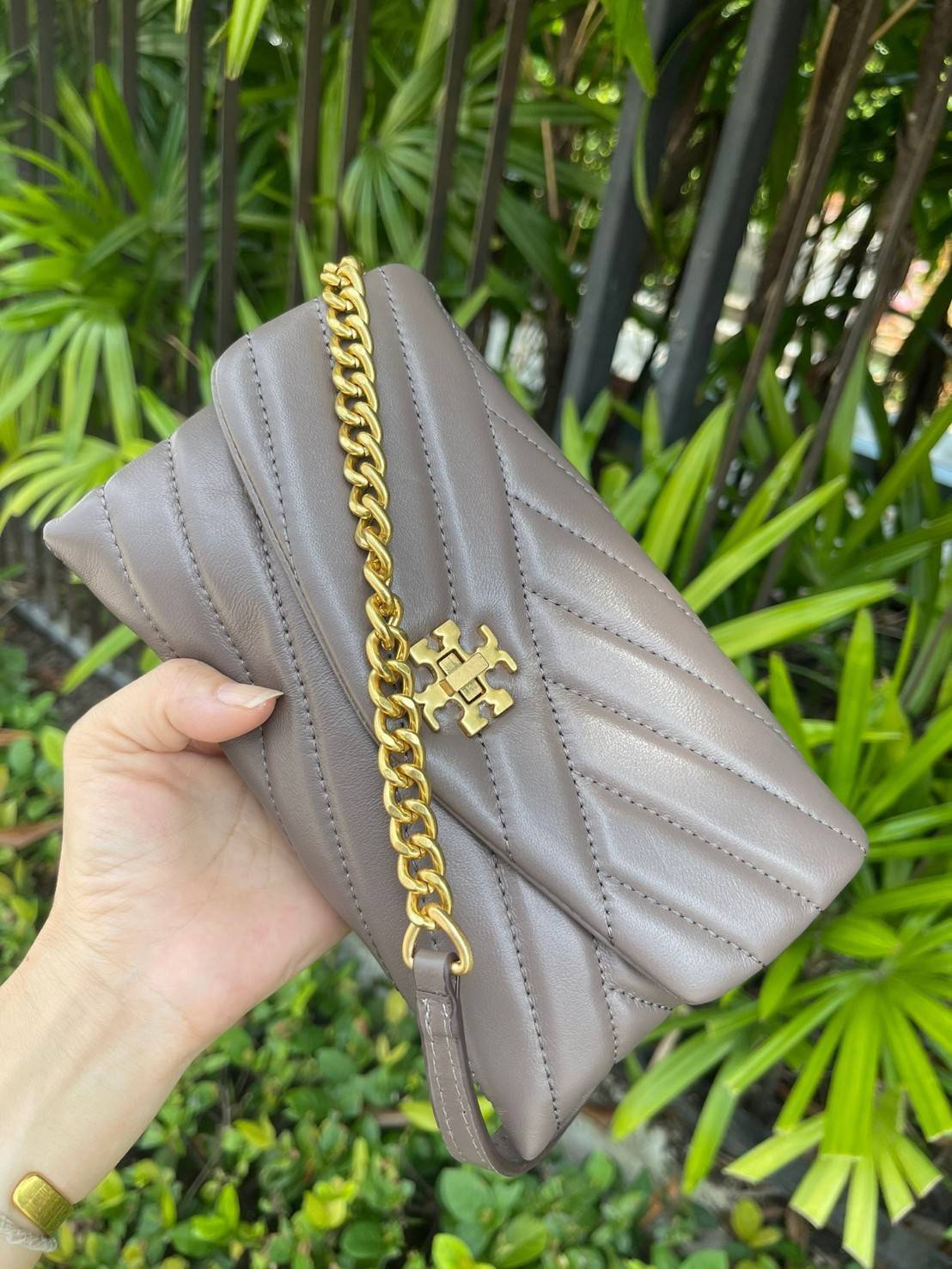 ของแท้ 💯% 】Tory Burch Kira Chevron Chain Wallet Bag เน้นความเรียบหรูดูแพง ต้องยกให้รุ่นนี้ ซึ่งมีขนาดกะทัดรัด ให้ลุคสาวมั่น Active ดูทะมัดทะแมง เหมาะสะพายในวันลำลอง และด้วยความที่เป็นแบรนด์ของทอรี่
