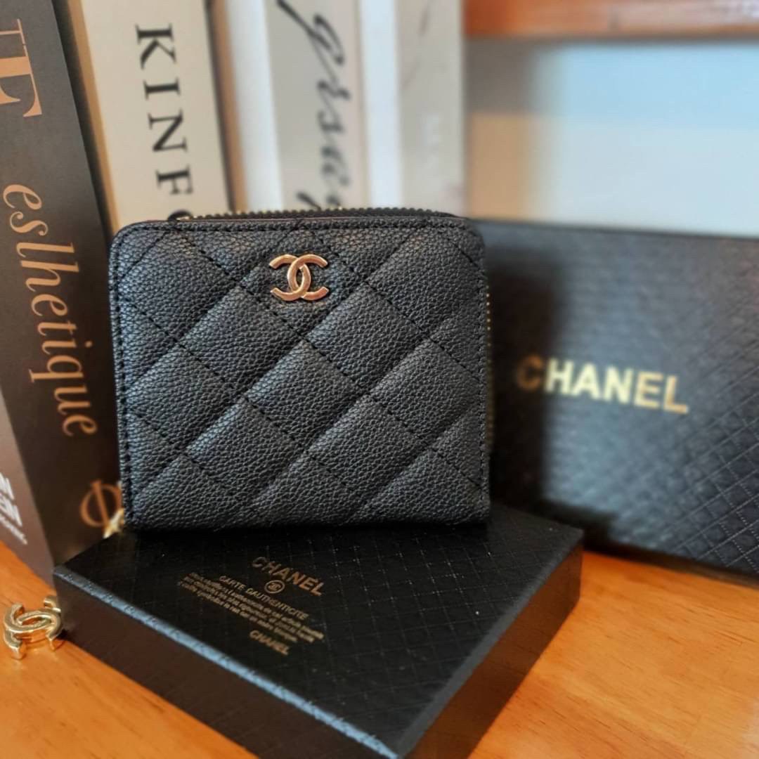 CHANEL SMALL ZIP WALLET พร้อมส่งที่ไทยแล้วค่ะ♡♡ กับ กระเป๋าสตางค์ใบสั้นรุ่นพับ แนะนำรุ่นนี้คะ งานพรีเมี่ยมกิ้ฟท์จากเค้าเตอร์ต่างประเทศ **ทรงมินิน่ารักกก หนังสัมผัสลายคาเวียร์ด้าน จากแบรนด์ CHANEL (GWP) ด้านหน้ามีโลโก้แบรนด์ CC สีทองหรู **อะไ