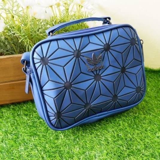 adidas mini airline bag *outlet* กระเป๋าสะพายข้างทรงสปอร์ต ด้านหน้าติดโลโก้แบรนด์ ดีไซน์ลาย 3D ด้านหลังเป็นหนังเรียบ มีช่องซิปสามารถใส่สิ่งของได้ รุ่นนี้เปิดปิดด้วยซิปคู่ ซิปปั๊มแบรนด์ทุกจุด ด้านในเป็นช่องกว้าง มีช่องซิป สายสะพายยาวสามารถปรับระดับได้ สาวก