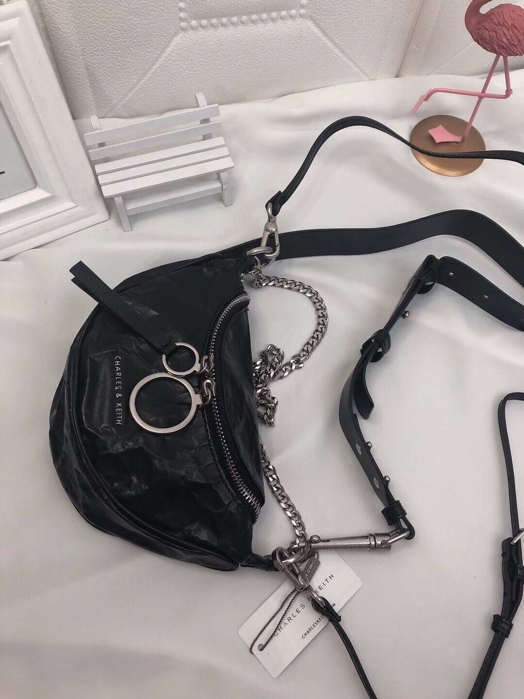 CHARLES & KEITH WRINKLED EFFECT RING ZIP TASSEL CROSSBODY BAG กระเป๋าสะพาย/คาดเอว/คาดอกรุ่นใหม่ล่าสุด เปิด-ปิดด้วยซิป ภายในโล่งกว้างมีช่องเล็กใส่บัตร จุของได้เยอะดีไซต์เก๋ไม่ซ้ำใคร สามารถสะพายได้หลายแบบไม่จำเจ ราคาสุดคุ้มห้ามพลาดค่ะ