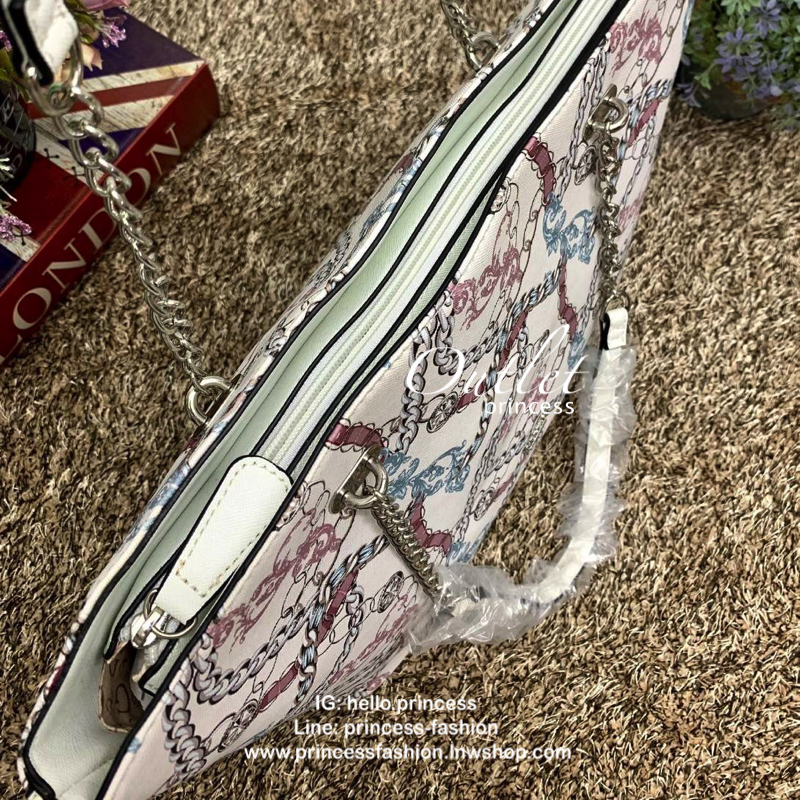 GUESS FACTORY WOMEN SAFFIANO TOTE BAG กระเป๋าถือ//สะพายไหล่ วัสดุหนังซาฟเฟียโน่ลายโซ่ทั้งใบ แลดูหรู ไม่ซ้าใครทีเดียว ด้านหน้ามีโลโก้แบรนด์ เปิดปิดกระเป๋าด้วยซิป ภายในกว้าง ใส่ A4ไปเรียน ไปทำงานได้ค่ะ มีช่องซิปและช่องเล็กให้ใส่ของจุกจิก สายหิ้วแบบโซ่ต่อหนั