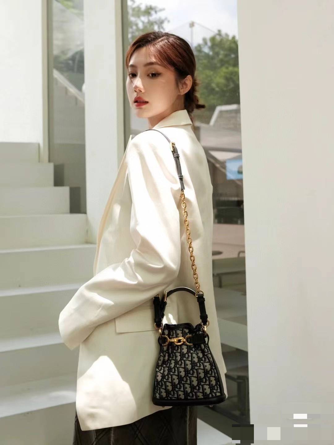 CD SMALL C'EST BAG 17cm / Dior bucket bag พร้อมส่ง กระเป๋าสะพายสุดคลาสสิค ดีไซน์หรู ไซส์เล็กกะทัดรัด ใช้งานง่าย สะพายได้ทุกโอกาส