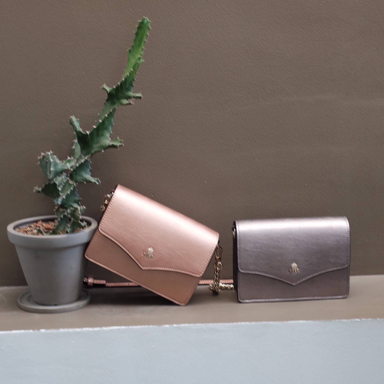 ทรงน่ารักมาก ใบเล็ก สี Glitter ✨ Limited รับ (summer) **KEEPBAG_Aris กระเป๋าใบใหม่เอาใจสาวทุกสไตล์เลยค่ะ 🌈🌈Summer นี้ ใครกำลังมองหากระเป๋าใบเล็กกะทัดรัด เหมาะกับทุกๆวัน ใช้งานง่าย ใส่ของครบใบนี้แนะนำเลยค่า น้ำหนักเบา สะพายไม่เจ็บไหล