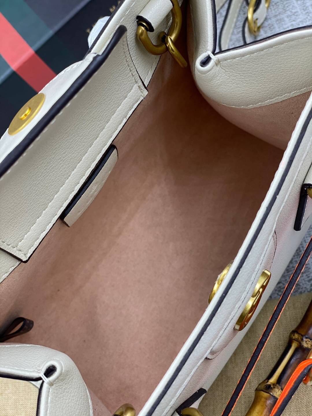 VIP GIFT 】หนังแท้ GUCCI Diana mini tote bag กระเป๋างานหูไม้ไผ่สุดคลาสสิก ดีไซน์มาใหม่พร้อมเข็ดขัดหนังสีสะท้อนแสงประดับตรงหูกระเป๋า ขนาดมินิกำลังน่ารักเลยค่ะ วัสดุหนังแท้ อะไหล่ทอง งานสวยตั้งอยู่ทรง มีสายสะพายยาว 1เส้น สามารถปรับระดับได้-ถอดได้ งานเก๋ไก๋ที