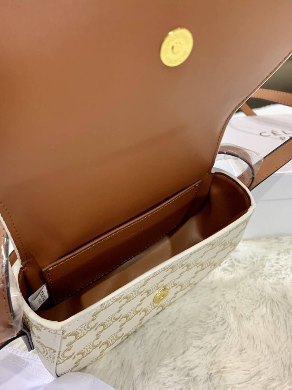 VIP 】CELINE TABOU CLUTCH BAG CELINE MINI CROSSBODY BAG (GWP) วัสดุ Triomphe Canvas หนังสวยอยู่ทรงกันน้ำได้ ขนาดกำลังน่ารัก การออกแบบที่เน้นความเรียบแต่หรู มาพร้อมสายสะพายสั้นและสายสะพายยาว สำหรับสะพายไหล่ สายปรับระดับสั้น-ยาวได้ (ถอดไม่ได้) โดดเด่นที่ด้าน