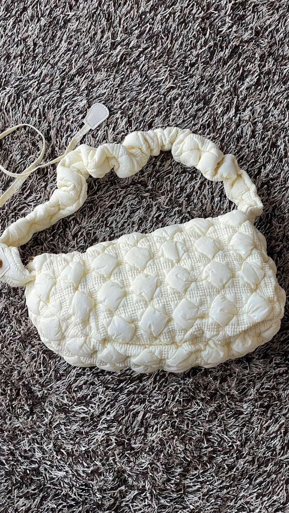 Cozy Shoulder Bag / Carlyn Bag 2022 สายแฟชั่นเกาหลีห้ามพลาด‼️ เป็นกระเป๋าที่กำลังได้รับความนิยมอย่างมากในเวลานี้ ถูกออกแบบมาให้มีลักษณะนุ่มนิ่มไม่ต่างจากพัฟเฟิลโค้ตหรือผ้านวม เลือกหยิบมาใช้ แมตช์เข้ากับคอสตูมได้ในแต่ละวัน