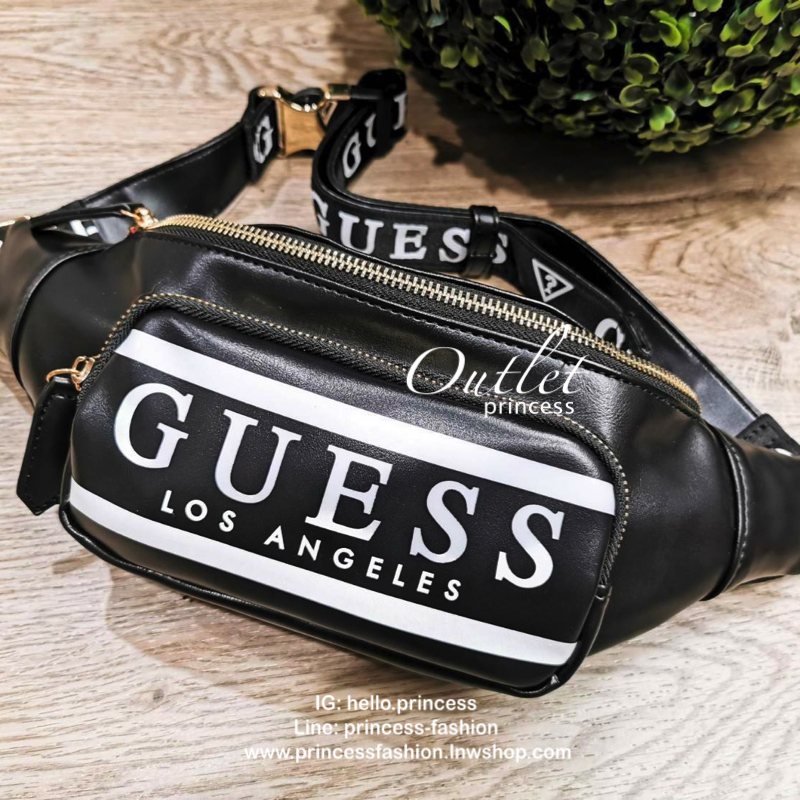 GUESS FACTORY MARISOLL GYM LOGO FANNY PACK กระเป๋าสะพาย/คาดเอว/คาดอกรุ่นใหม่ดีไซน์ยอดนิยมจาก GUESS FACTORY วัสดุหนังเเกะสังเคราะห์แบบนิ่มเปิดปิดด้วยซิป ด้านหน้ามี Pocket 1ช่องซิป ภายในมีโลโก้และช่องซิป สะพายได้หลายแบบไม่จำเจ จะสะพายไหล่ คาดอก คาดเอวก็ดูดี