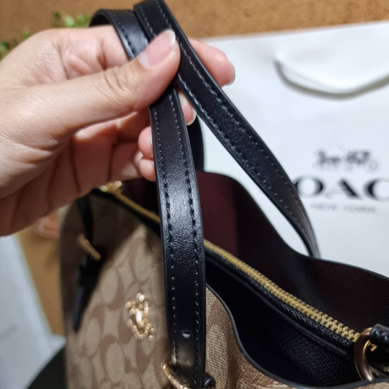 COACH C4250 MOLLIE TOTE 25 IN SIGNATURE CANVAS น้องมาแล้วจ้าาา ใหม่ล่าสุด กระเป๋าโท้ทไซส์เล็กที่สาวๆตามหา ดีไซน์คลาสสิคเหมือนเดิม เพิ่มเติมคือสะดวกขึ้นเยอะ!! ย่อส่วนมาจากใบใหญ่เป๊ะๆ น่ารักน่าใช้มากๆ วัสดุหนังแคนวาสเคลือบลาย ภายในโล่งกว้าง มีช่องซิปกลางใส่