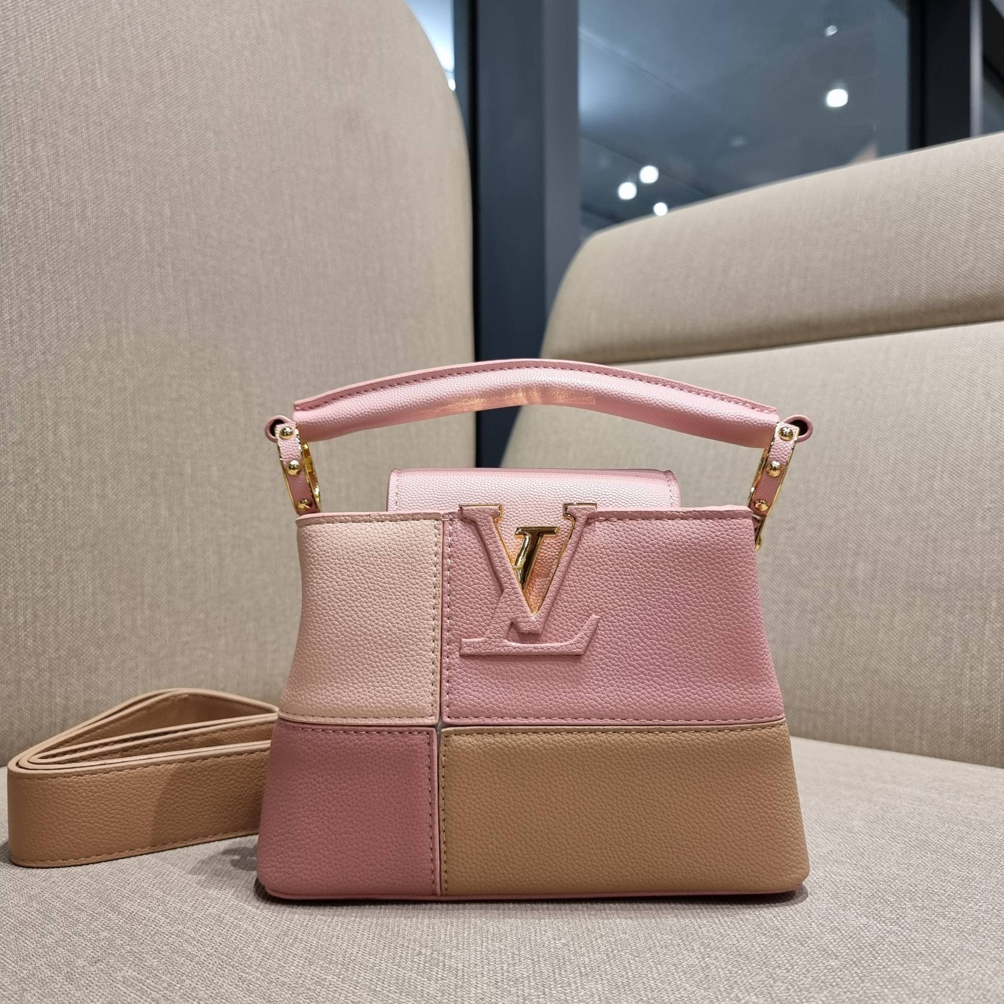 LV capucines mini top handle VIP ที่สุดของความสวยในราคาเบาๆ กระเป๋าถือสุดหรู ดีไซน์ทรงคลาสสิค ที่รอบนี้มาในไซส์มินิ ดีงามม้ากกกก!! มาพร้อมหูจับในตัว ด้วยรูปทรงวินเทจและวัสดุหนังลูกวัว ขับผิว ทำให้ไอเท็มนี้สะกดทุกสายตาจริงๆ และยังมีลูกเล่นที่ฝาปิดกระเป๋า ท