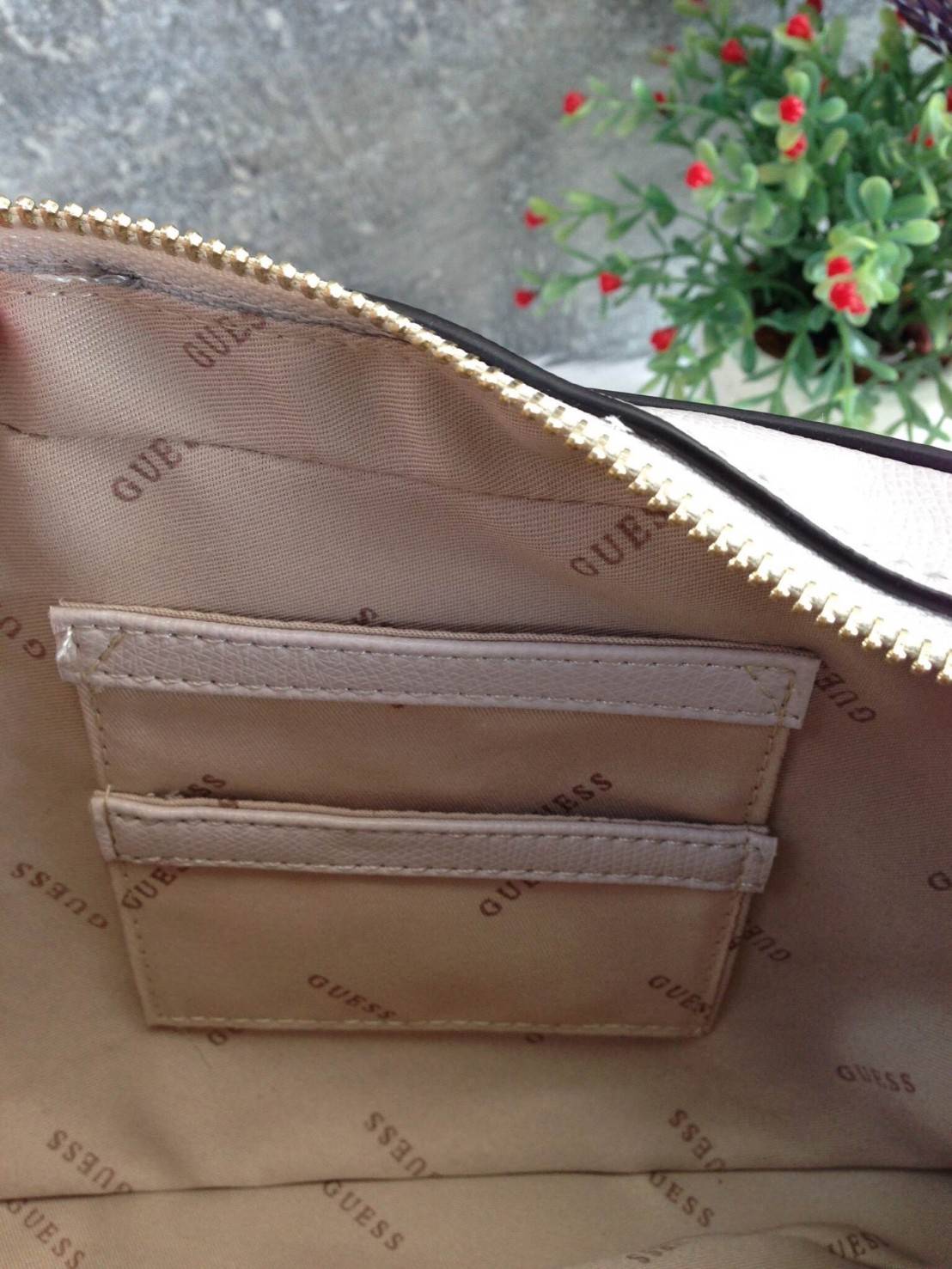 GUESS CROSSBODY DEVYN BAG 2018 กระเป๋าสะพายรุ่นใหม่ล่าสุดทรงเหลี่ยมหนังสวยอยู่ทรงด้านหน้ามีโลโก้และปักหนังขึ้นลายนูน สวยเก๋ดูมีดีเทลเปิดปิดด้วยซิปประดับแม่กุญแจ ภายในโล่งกว้างใส่กระเป๋าสตางค์ใบยาว มือถือ ของจุกจิกได้เยอะ มีช่องซิปและช่องใส่ของจุกจิก ซับใน