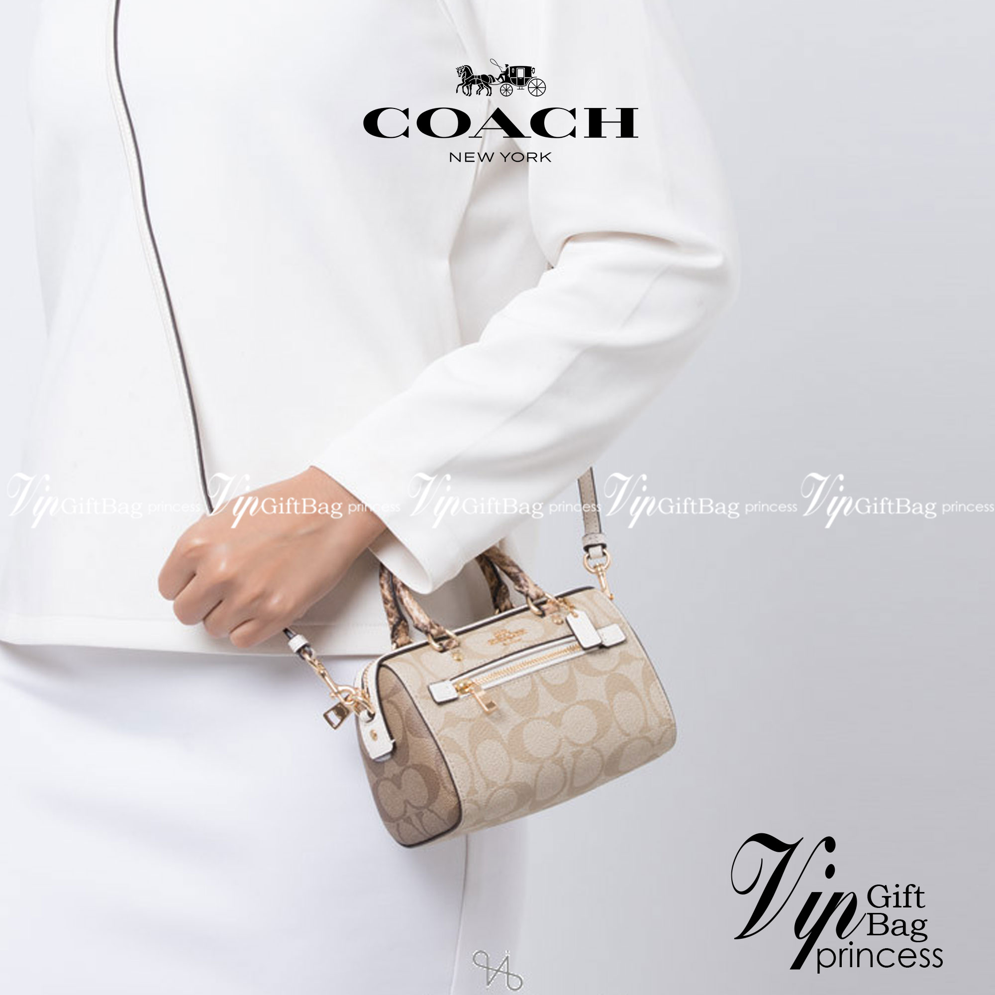 จิ๋วแต่แจ๋วไปเลยค่าา😘 COACH MICRO ROWAN CROSSBODY ((2300)) MINI พร้อมส่ง! บอกเลยสาวๆห้ามพลาด ใบจริงสวยมากๆค่ะ! กระเป๋าขนาดมินิๆ หนังCanvas ผสมหนังบายหูตรงหูหิ้วได้ลงตัวสวยวามมากๆเลยค่ะ//ด้านหน้ามีช่องซิปเล็กใส่เหรียญ เปิดปิดช่องหลักแบบซิป ภายในใส่