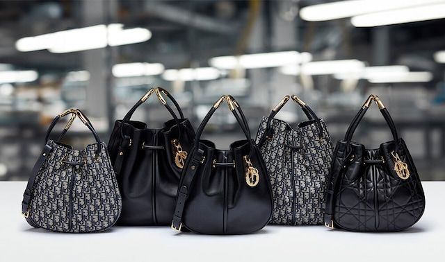 Dior Nolita Bag กระเป๋าสะพายทรงโท้ทรุ่นใหม่ สวยหรูเป็นเอกลักษณ์ตามแบบฉบับแบรนด์ มาพร้อมสายสะพายยาว ขนาดกำลังน่าใช้ ภายในโล่งกว้างจุของได้เยอะ สวยทันสมัยเหนือกาลเวลาต้องยกให้ใบนี้เลยค่ะ