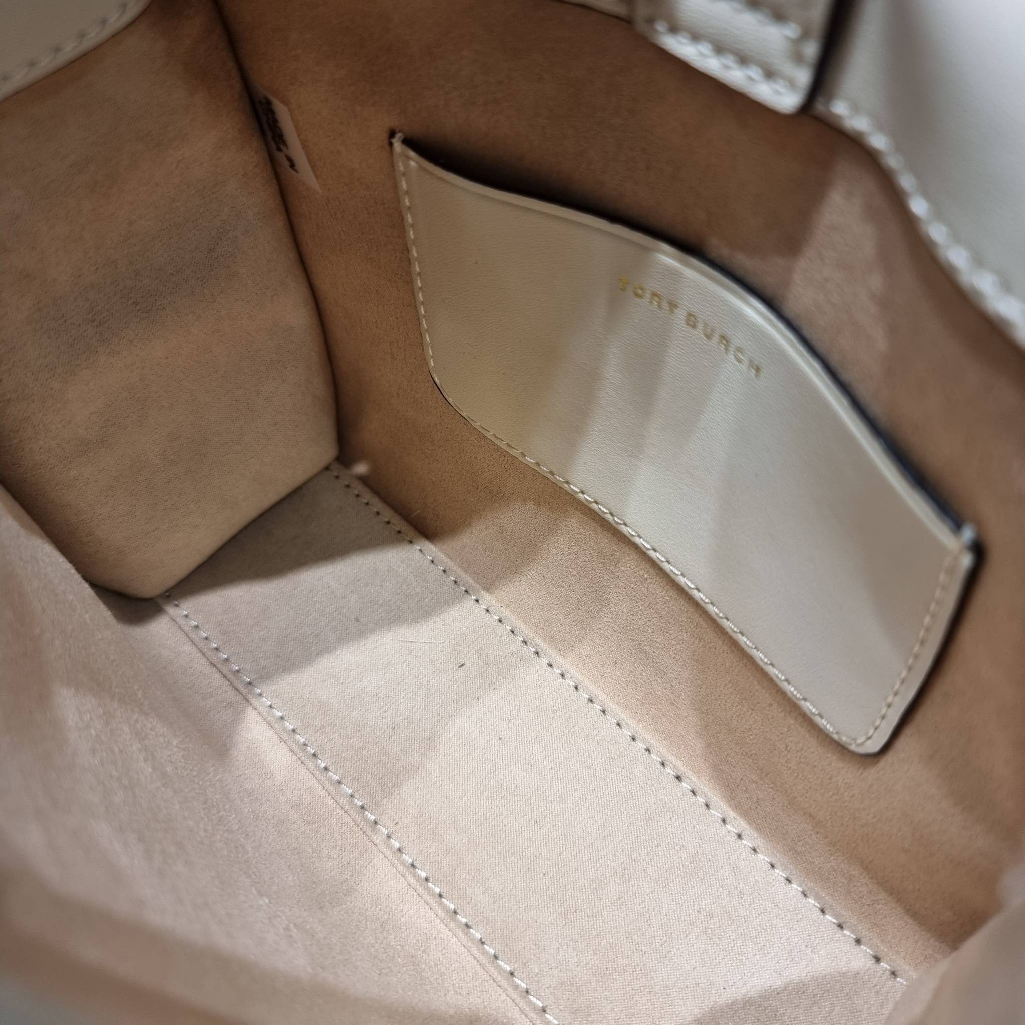 TORY BURCH MINI T MONOGRAM SQUARE TOTE รุ่นใหม่ล่าสุด คิ้วท์กว่าใคร! กับไอเท็มโมโนแกรมสุดฮิต กระเป๋าทรงโท้ทไซส์มินิ น่ารักน่าใช้มากๆ ให้คุณได้เพลิดเพลิน และคล่องตัวมากๆ