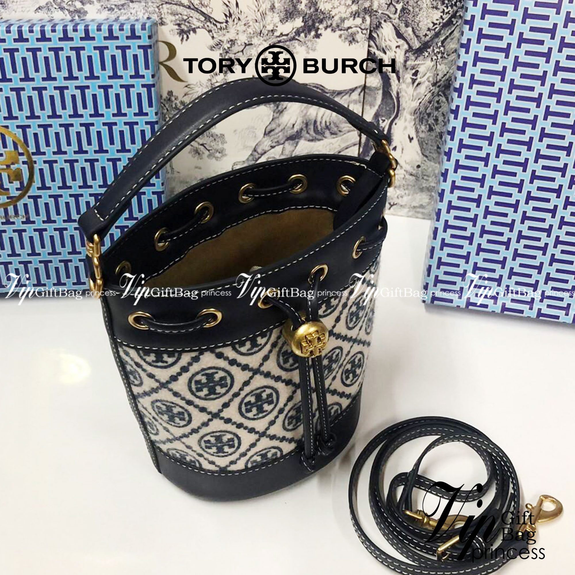 Mini : Tory Burch T Monogram Chenille Bucket Bag เปิดตัวอีกหนึ่งรุ่นกับกระเป๋าลาย T MONOGRAM รุ่นใหม่ล่าสุดจาก TORY BURCH พลาดไม่ได้กับโลโก้สุดคลาสสิก ลวดลาย T Monogram คือวัสดุ chenille หรือที่เรียกว่า ด้านไหมกำมะหยี่ มารังสรรค์ลงบนกระเป๋าBucketใบนี้ เป็