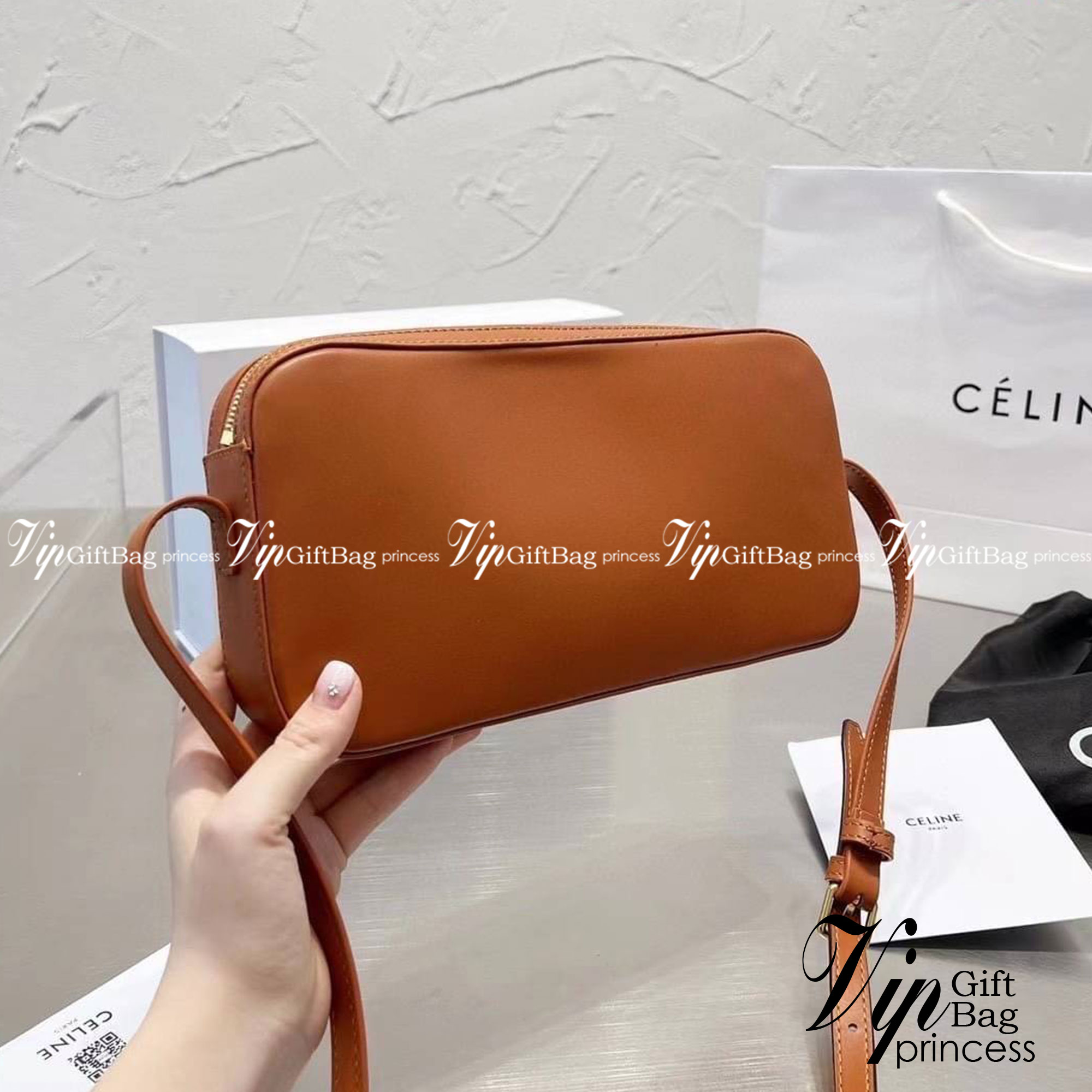 CELINE Cuir Triomphe Camera Bag / CELINE CAMERA SHOULDER BAG CUIR TRIOMPHE in smooth calfskin กระเป๋าสะพายเซลีนทรงมินิมอล ทรงสี่เหลี่ยมผืนผ้าที่อัดแน่นไปด้วยกลิ่นอายความคลาสสิกตามแบบฉบับแบรนด์ เพิ่มความหรูหราและโดดเด่นด้วยการตกแต่งด้วยโลโก้เด่นชัดด้านหน้า
