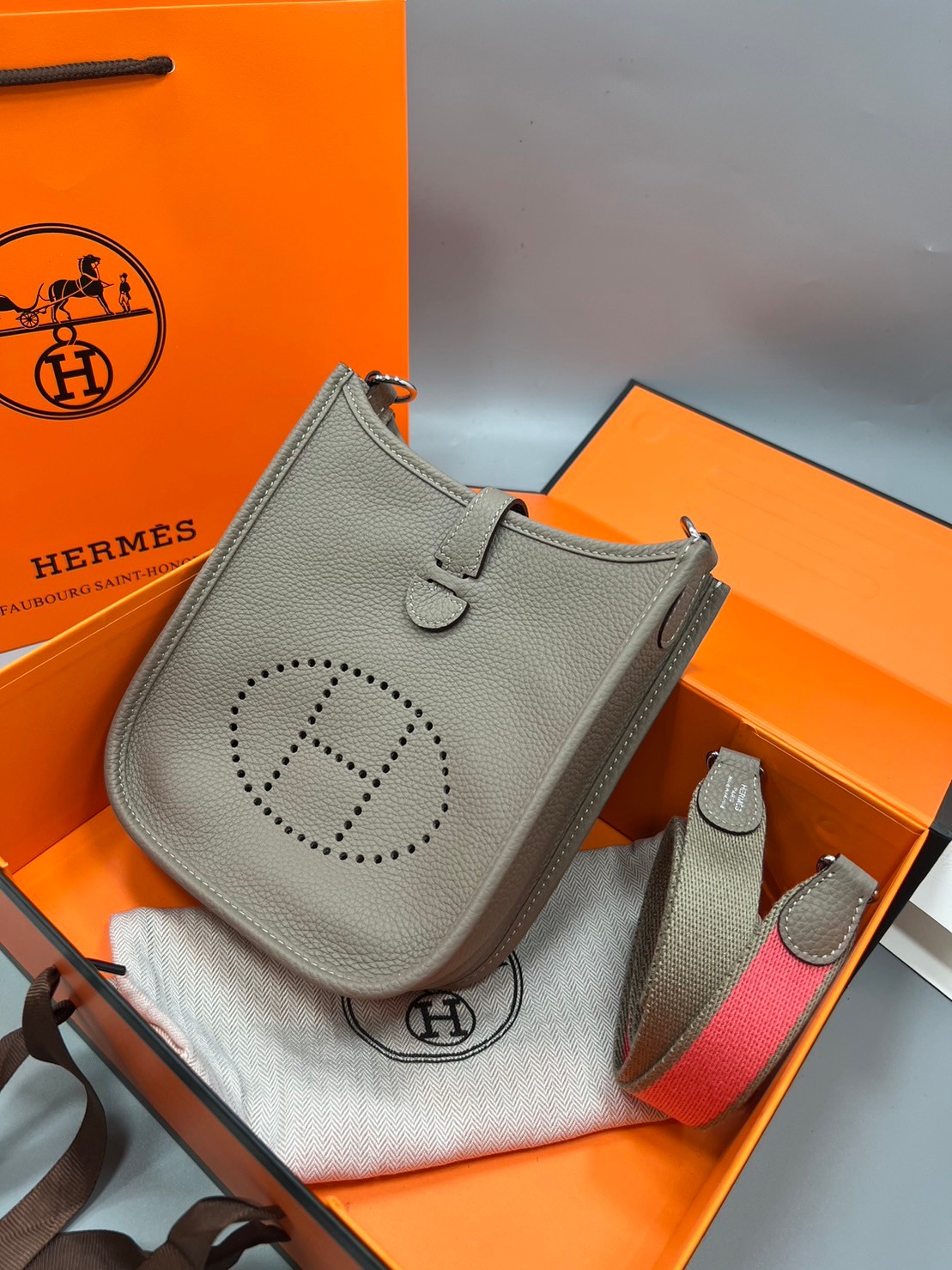 HERMES evelyne mini bag Luxury Bag กระเป๋าสะพายแบรนด์ดัง แบรนด์หรู คลาสสิกตลอดกาล ใช้ได้ทั้งชายหญิง ใบเดียวจบ สวยรวยปัง เกรดท็อปออริจินอล ภาพสินค้าถ่ายจากงานขายจริง ใช้งานต่างประเทศได้