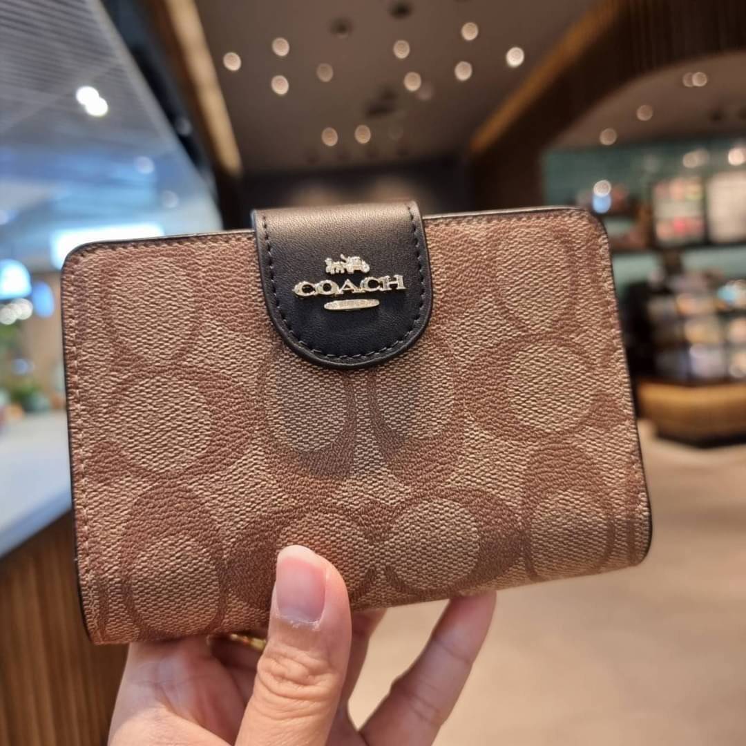 COACH C0082 MEDIUM CORNER ZIP WALLET IN SIGNATURE CANVAS ดีไซน์ใหม่ล่าสุด!! กระเป๋าสตางค์ใบกลาง 👛 ขนาดกำลังเหมาะมือ วัสดุหนังแคนวาสเคลือบลาย ดูแลรักษาง่าย มีช่องใส่บัตรและธนบัตรครบ และช่องซิปแยกไว้ใส่เหรียญ ครบเซ็ทแบบนี้เหมาะส่งต่อเป็นของขวัญที่สุ