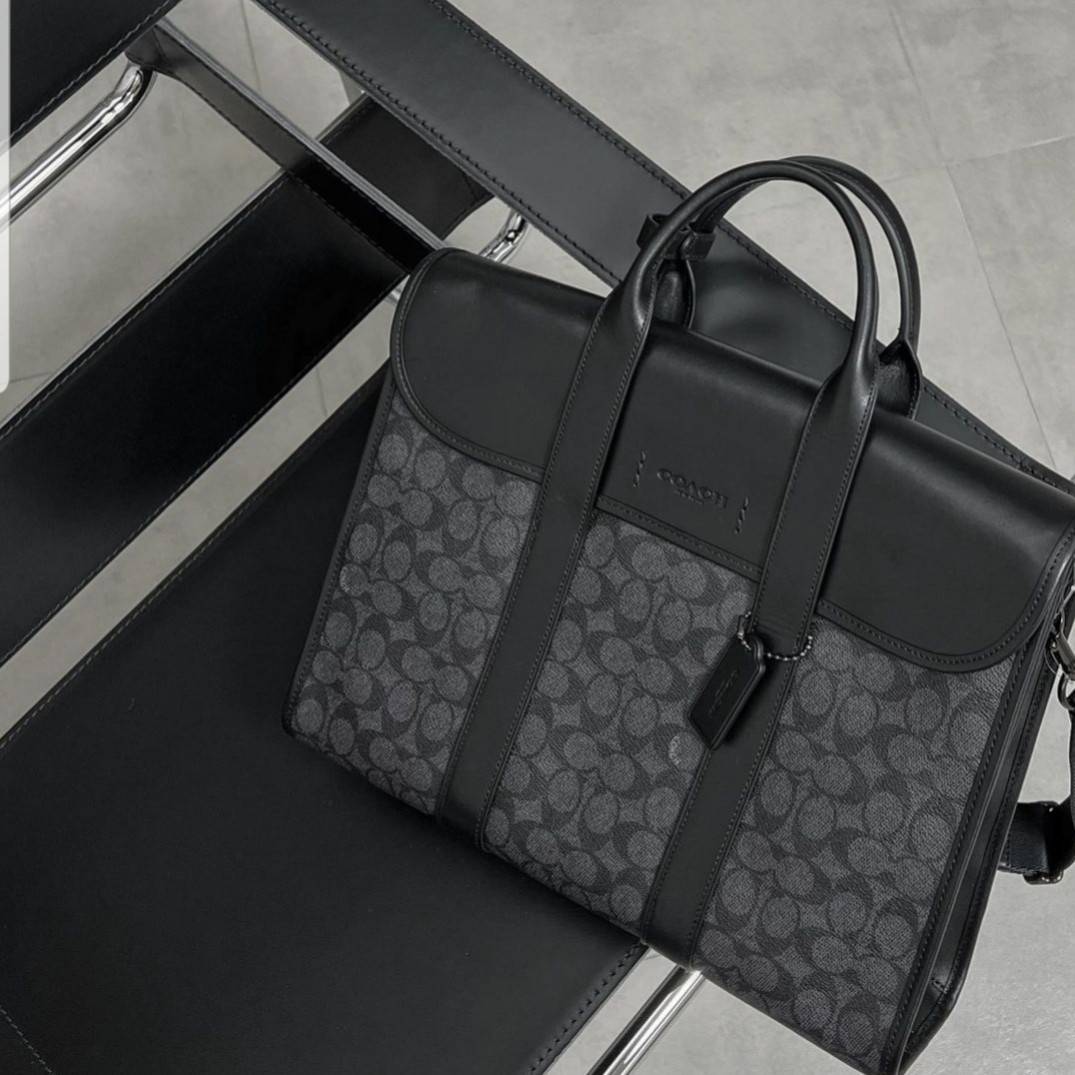 COACH METROPOLITAN PORTFOLIO IN SIGNATURE CANVAS (COACH 39775)🍁 เอาใจสาย smart กับรุ่นยอดฮิต ใช้งานได้ลงตัวสุดๆ ถือว่าเป็นอีกรุ่นที่ถามกันเข้ามาเยอะมากๆ และใช้งานได้ครบฟังก์ชั่นจริงๆ >>วัสดุแคนวาส สลับหนังแท้ หนังคุณภาพมากๆ มีสายสะพายยาว ถอด