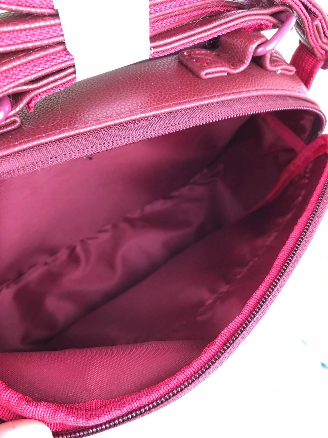 ADIDAS MINI AIRLINE VINT BAG กระเป๋าถือหรือสะพายทรง sport วัสดุ pu. นิ่ม น้ำหนักเบา ทรงสวย classic ด้านหน้ามีช่อง ซิปด้านบนแบ่ง 2 ช่องใหญ่ จุได้เยอะ ใส่ wallet ยาว, mini iPad ได้ mini พร้อมสายยาวปรับ freesize ค่ะ