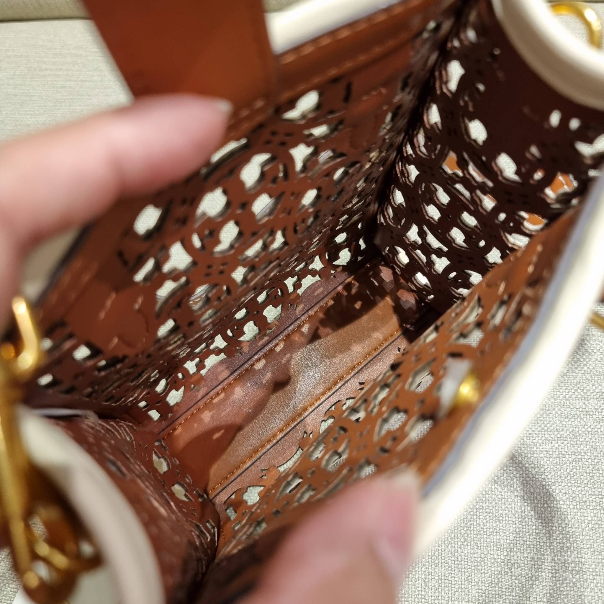 TORY BURCH T MONOGRAM LASER-CUT MINI TOTE ใจบางที่สุดกับคอลเลคชั่นนี้ กับกระเป๋าสะพายทรงโท้ท ไซส์มินิ ที่เพิ่มดีเทลความแพงด้วยการฉลุลวดลายโมโนแกรมรอบใบ ถักทอเป็นเส้นลายสานที่สวยงามมาก งานฝีมือจริงๆ วัสดุหนัง cowhide ปากกระเป๋ามีแถบแม่เหล็กกันหล่น และมีหูจ