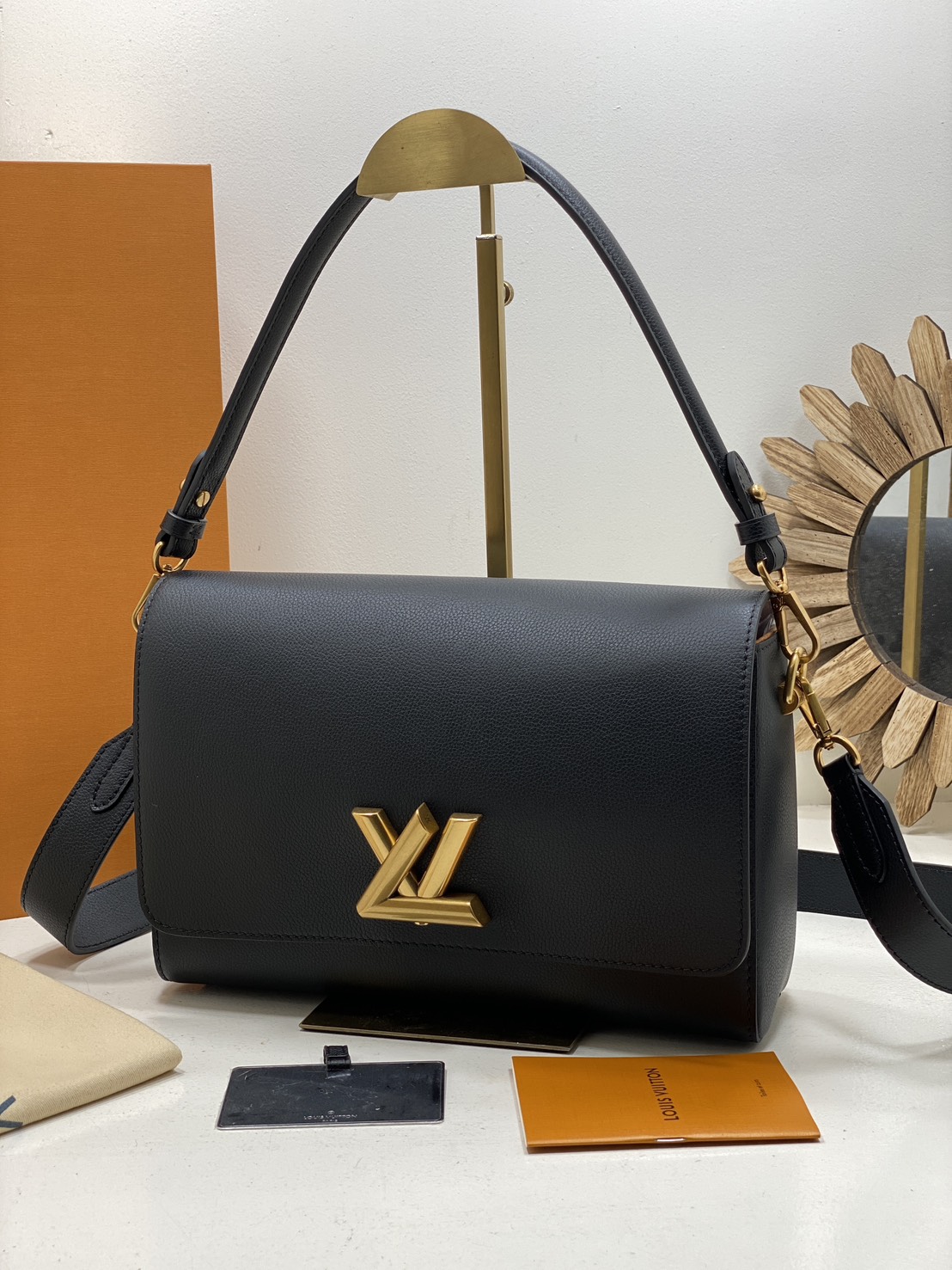 TOP ORI หนังแท้ | เกรดดีสุด LV Soft Twist Handbag กระเป๋าถือสุดไอคอนิก ถือเป็นกระเป๋าคู่ใจที่สมบูรณ์แบบสำหรับทุกวัน