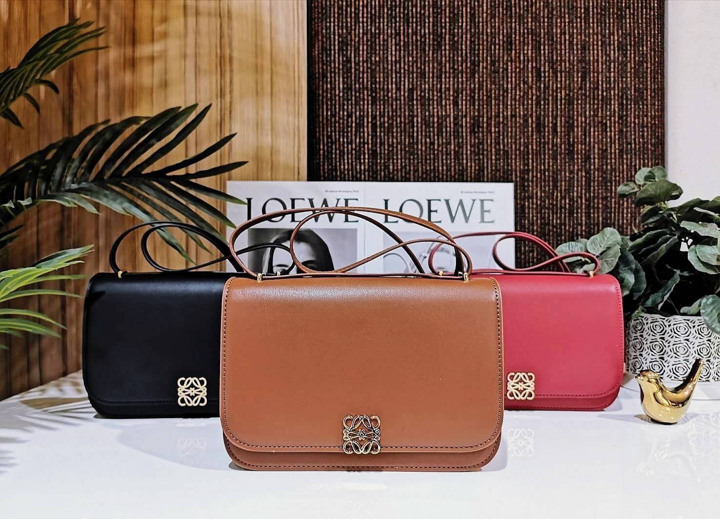 LOEWE CROSSBODYBAG VIP GIFT WITH PURCHASE (GWP) กระเป๋าสะพายพรีเมี่ยมกิ๊ฟ Limited Edition จากน้ำหอม LOEWE DUTY FREE วัสดุหนังแท้ Calf Leather หนังเรียบสวยอยู่ทรงดีไซน์สุดคลาสสิค เปิดปิดด้วยฝาปิดโลโก้แบรนด์อะไหล่ทองหรู ภายในมีช่องแบ่งหลายช่องแยกเป็นสัดส่วน
