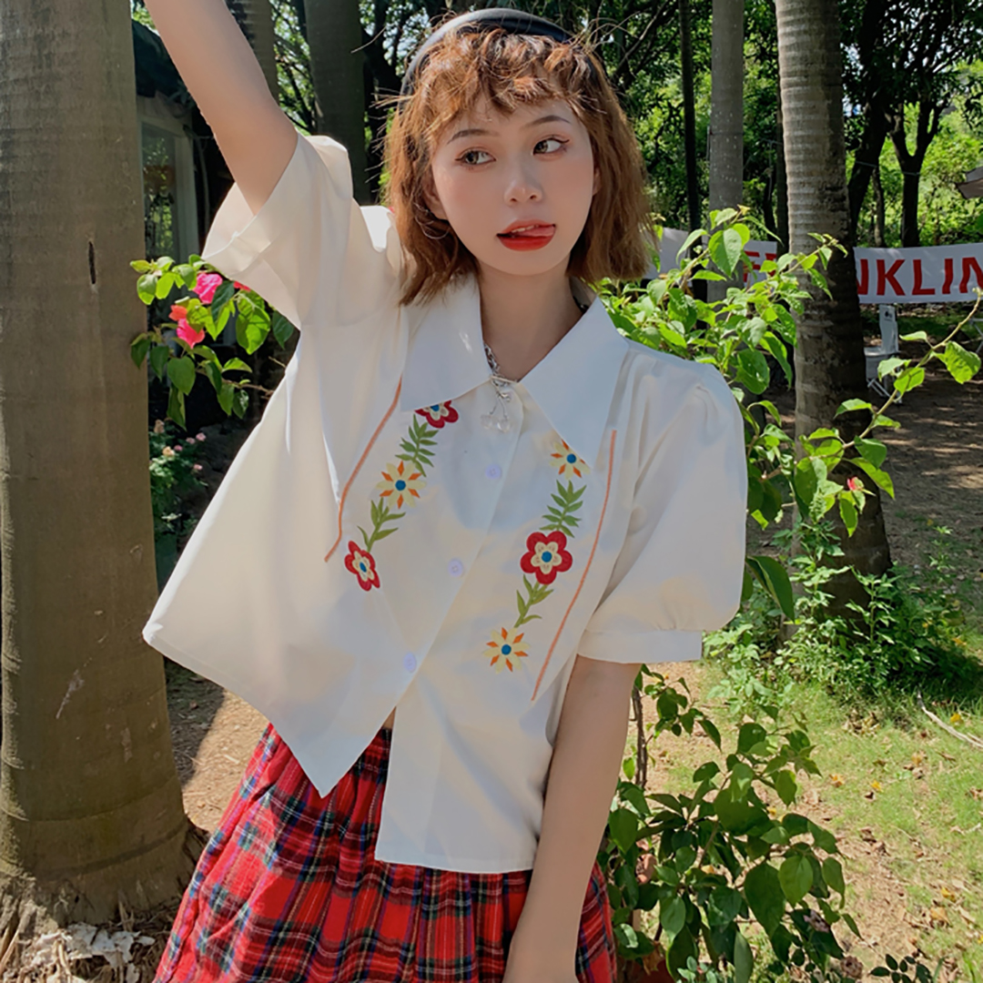 พร้อมส่ง 🩰🪔 Flora vine blouse เสื้อสีขาวสกรีนลายเถาดอกไม้ (IN37345)