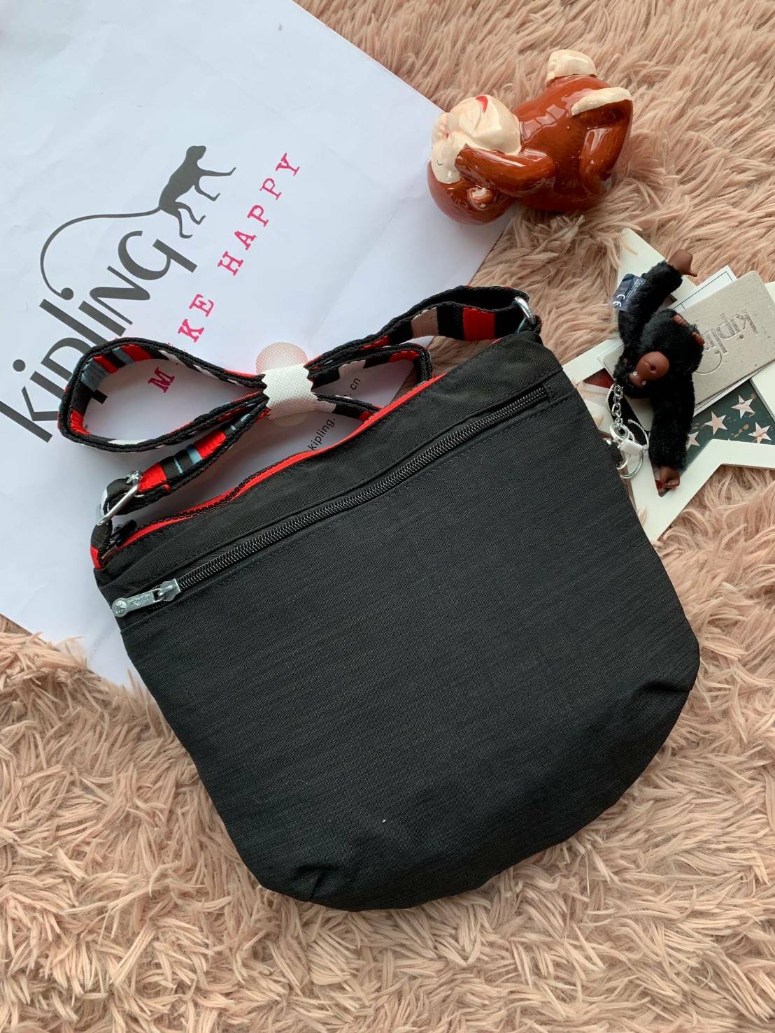 Kipling ARTO Cross-Body Bag กระเป๋าสะพายข้าง วัสดุ100% Polyamide น้ำหนักเบา เปิดปิดด้วยซิปเดียวด้านบน ภายในมีช่องเล็กแตกเป็นสัดส่วน ใส่กระเป๋าสตางค์ยาวและมินิไอแพคได้ ด้านหน้ามีช่องใช้งานเพิ่ม2ช่อง สายสะพายปรับฟรีไซส์ สะพายสายคู่หรือสายเดี่ยวได้ ใช้งานได้