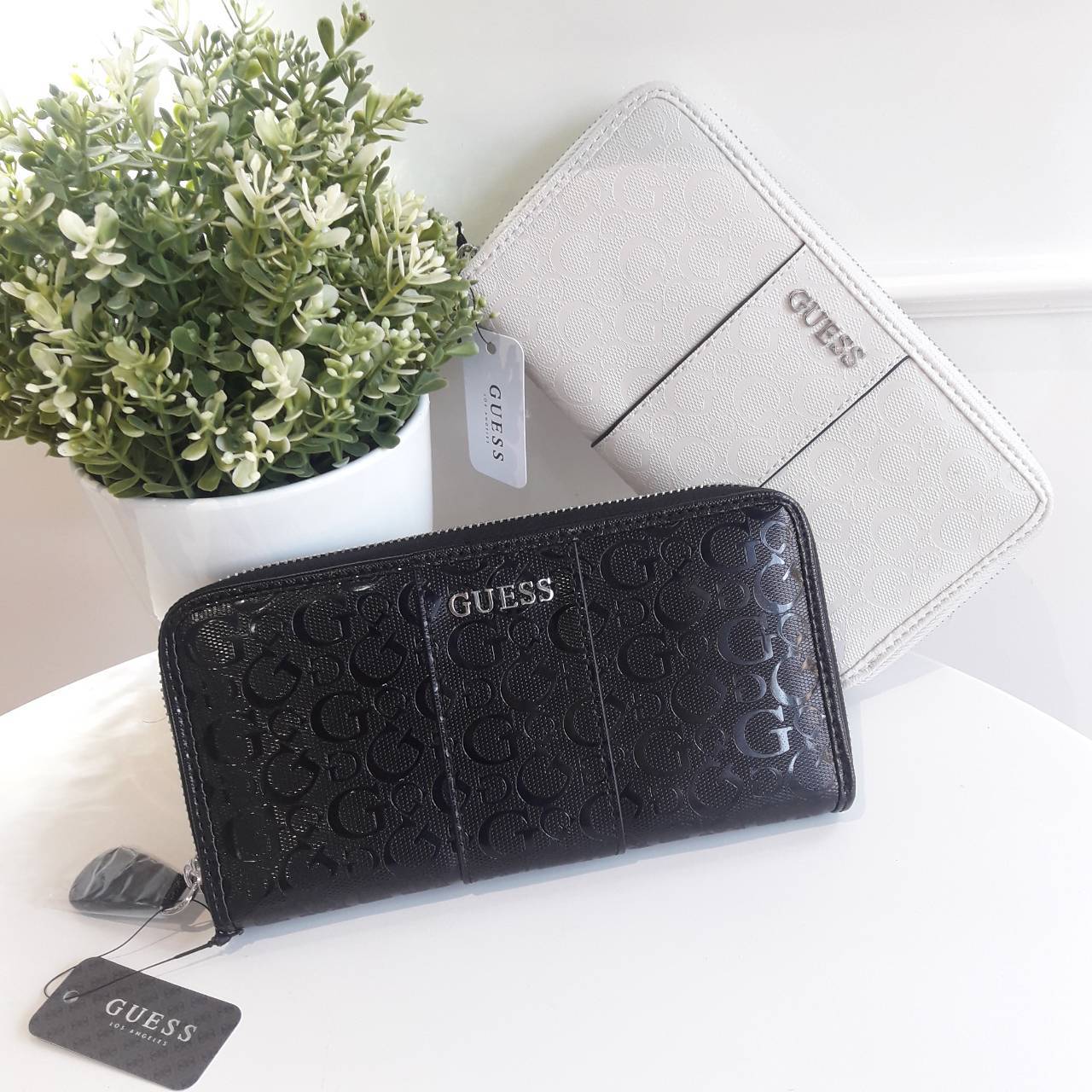 New Arrival!! ~~ Guess wallet กระเป๋าสตางค์หนังใบยาว ซิปรอบ พิมพ์ลายโลโก้ ด้านหน้าประดับด้วยโลโก้แบรนด์โลหะ เปิด-ปิดด้วยซิป แบ่งออกเป็น 2 ช่องใหญ่ สามารถใส่บัตรได้มากกว่า 6 ใบ ใส่ธนบัตรได้มากกว่า 2 ช่อง มีช่องใส่เหรียญและใส่มือถือได้ **สวยหรู ต้องมีครอบคร