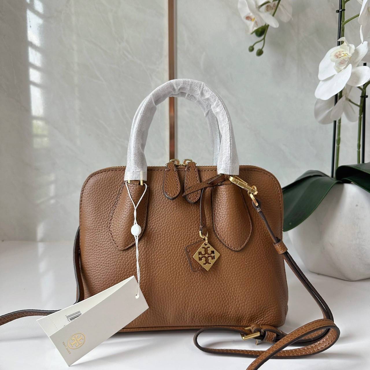 TORY BURCH MINI PEBBLED SWING BAG / Tory Mini Swing Bag in Pebbled Leather / T Monogram Jacquard Swing Bag กระเป๋าสะพาย คอลเลคชั่นใหม่ล่าสุดดีไซน์สุดคลาสสิก รูปทรงโดม