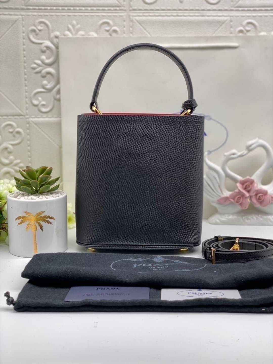 Prada Panier Saffiano Leather Bag / PRADA Saffiano Bucket Bag กระเป๋าสะพายทรง bucket ไซส์น่ารักน่าใช้ ภายในโล่งกว้าง ใส่ของสำคัญได้เลย รีบจับจองกันน้า ราคาสุดคุ้มแบบนี้ ตำเลย!