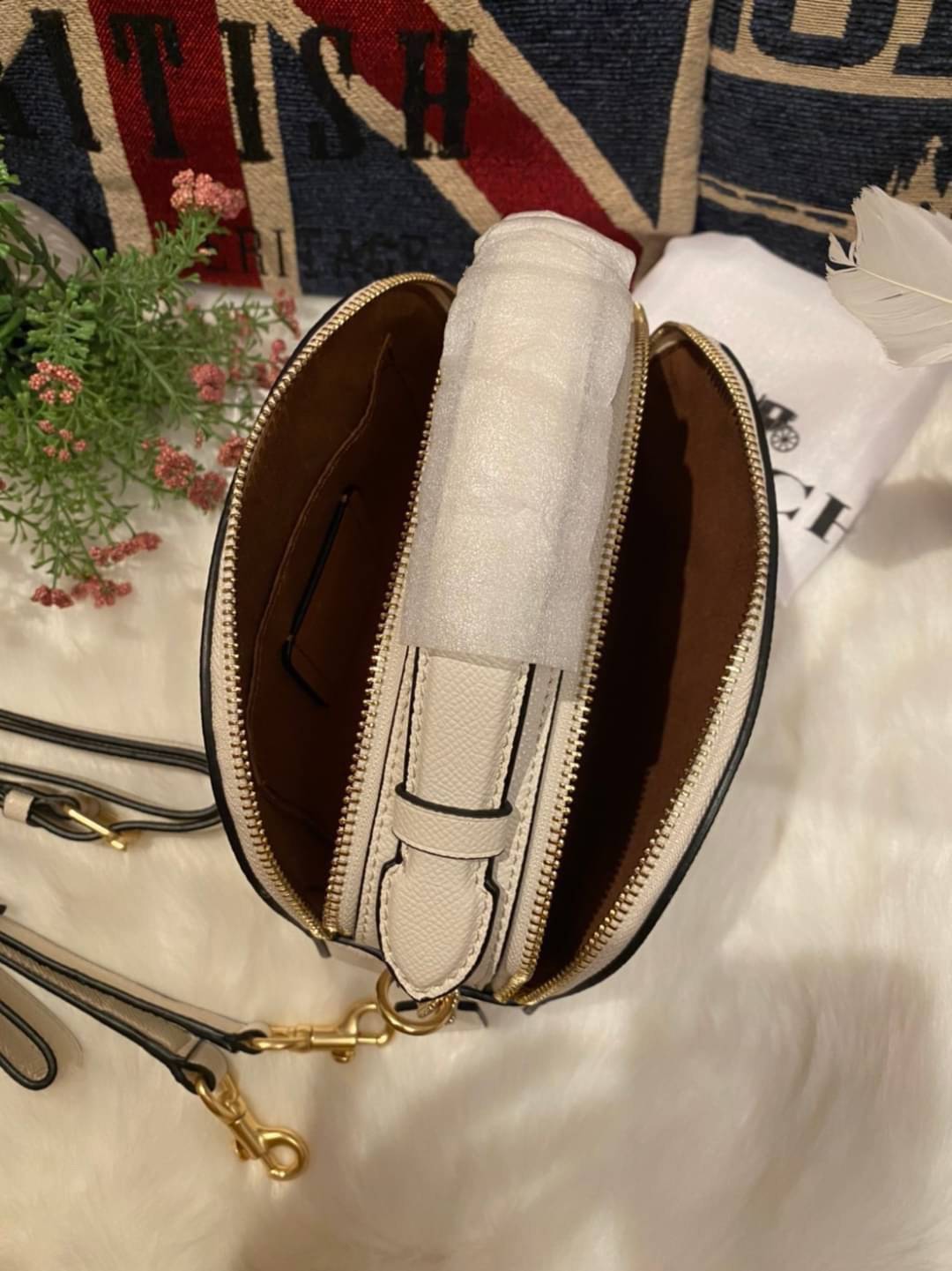 COACH SERENA SATCHEL CROSSBODY BAG กระเป๋าทรงโดมเล็ก น่ารัก แต่ใส่ของได้จุเลยทีเดียว!! มี2ช่องซิปหลัก ช่องค่อนข้างกว้าง สามารถใส่กระเป๋าเงินใบกลางได้;ของจำเป็นอื่นๆได้ครบเลยค่ะ มีช่องเล็กให้ใส่ของจุกจิก ด้านหลังมีช่องเล็กให้อีกช่องค่ะ พร้อมสายยาวถอดออกได้