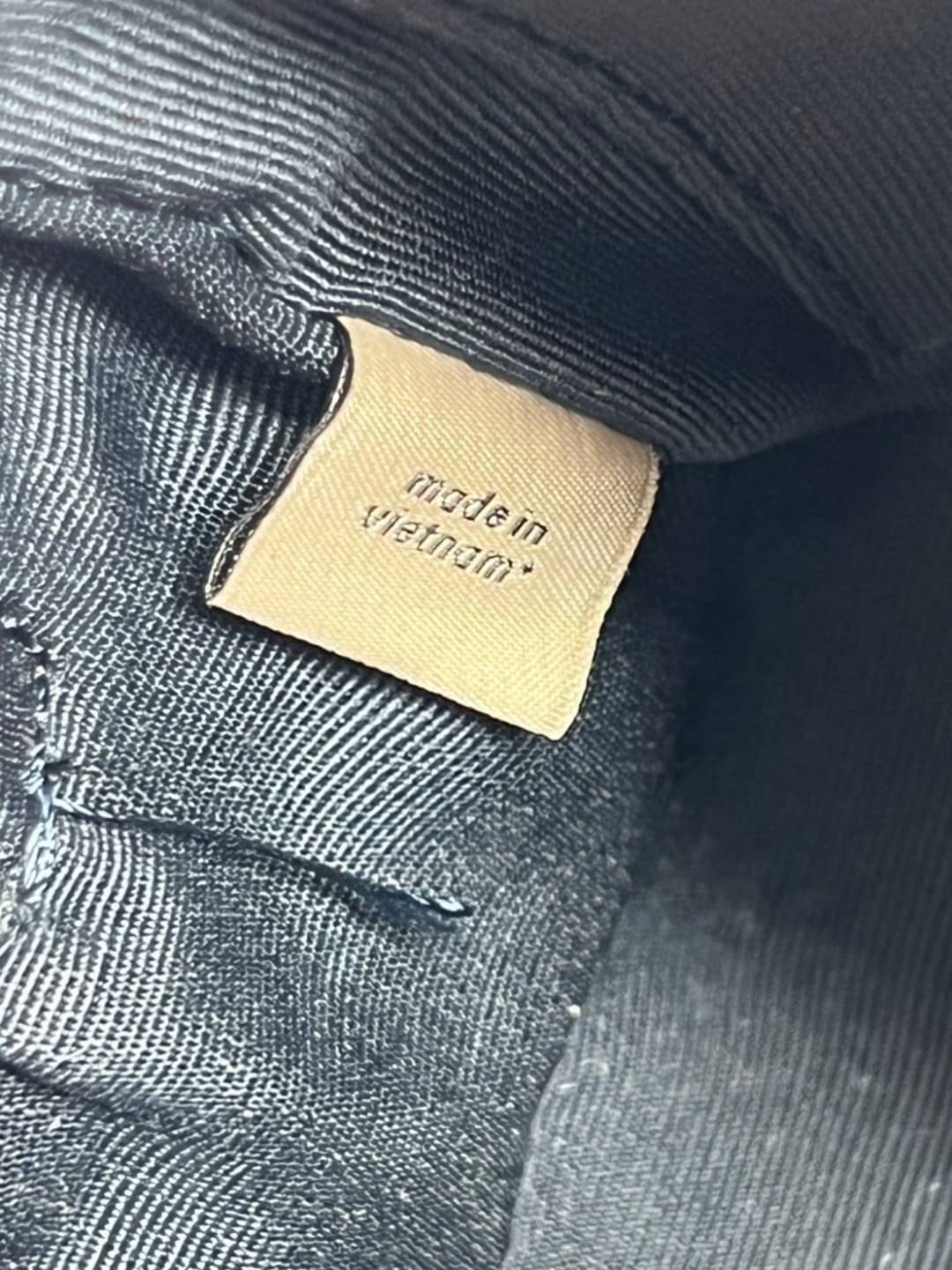 COACH LARK BAG 19 IN SIGNATURE JACQUARD พร้อมส่งที่ไทย สวยก่อนใครแน่นอนค่ะ กระเป๋าสะพายข้าง//ครอสบอดี้ร์ วัสดุหนังแท้+Jacqurd ได้ลงตัวสวยงามมากๆค่ะ มีช่องใส่ของจุกจิกทั้งด้านหน้าและหลัง ;เปิดปิดกระเป๋าแบบซิปคู่ ภายในสามารถใส่กระเป๋าเงินใบกลางได้;มือถือได้