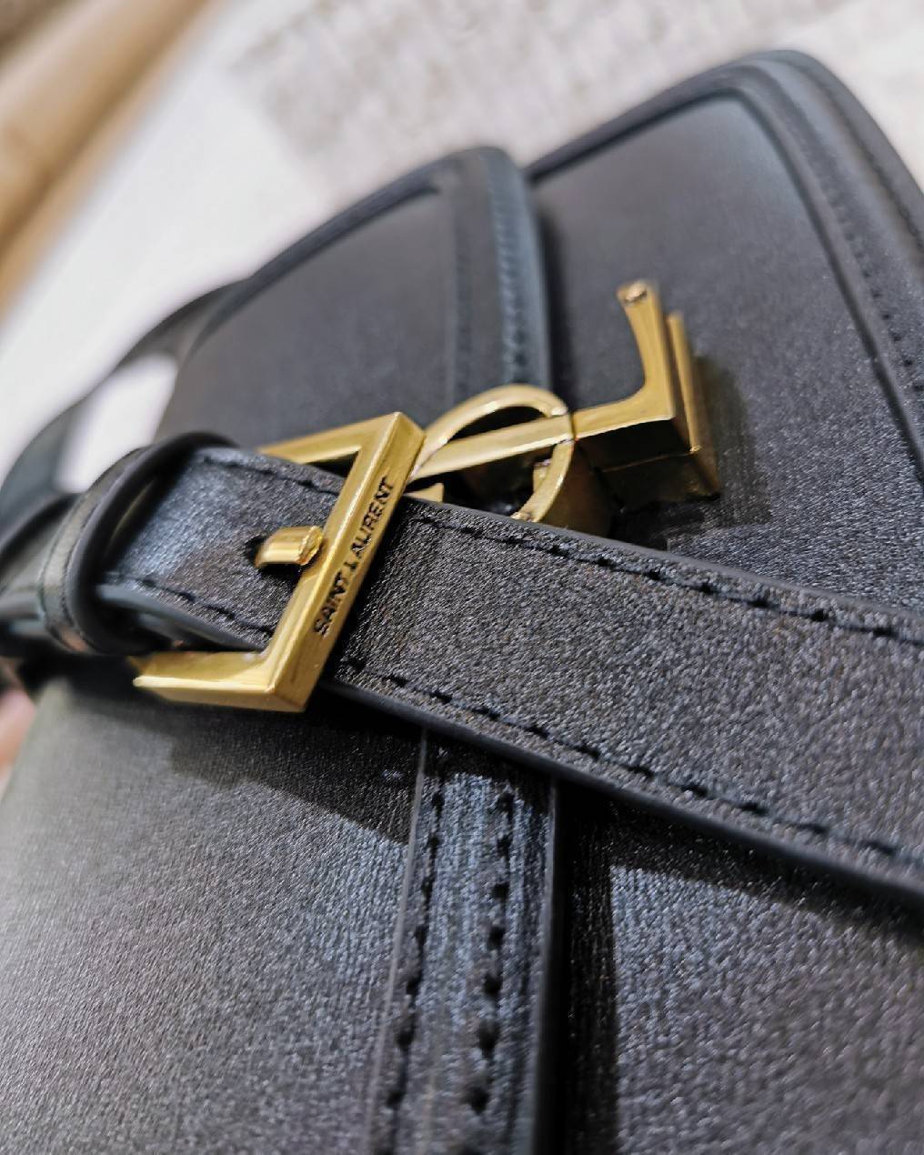 YVES SAINT LAURENT YSL BAG VIP GIFT WITH PURCHASE (GWP) พรีเมี่ยมกิ้ฟ Limited Edition จาก YSL DUTY FREE COUNTER วัสดุหนังแท้ Calfskin ทรงสี่เหลี่ยมหนังสวยหรูอยู่ทรงเปิดปิดด้วยฝาปิดโลโก้แบรนด์อะไหล่ทอง ภายในโล่งมีช่องหลัก และช่องย่อยสามารถใส่มือถือของใช้จุ