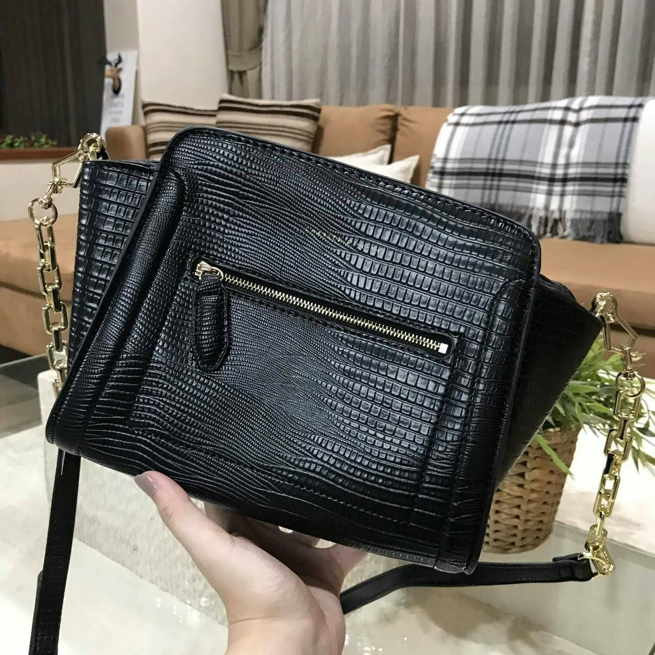 CHARLES & KEITH TRAPEZE CROSSBODY BAG กระเป๋าถือหรือสะพายดีไซน์ยอดนิยมหนังอยู่ทรงสวย ด้านหน้าสกรีนโลโก้ และมี 1 ช่องซิป เปิดปิดด้วยซิป ภายในมีช่องใส่ของ และช่องซิปเล็ก ใส่กระเป๋าสตางค์ใบยาว มือถือ ของใช้ได้เยอะ พร้อมสายสะพายยาวโซ่ต่อหนังปรับได้ถอดได้ มีหม