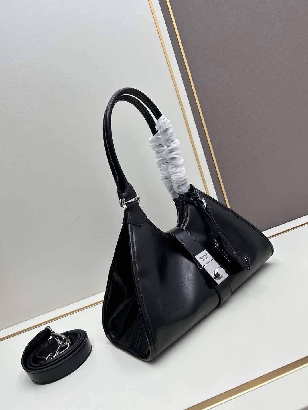 ORI หนังแท้ | Prada Medium leather tote bag 32cm กระเป๋าสะพายทรงโฮโบ คลาสสิคหนังเงาสวยหรูดูแพง ใบใหญ่กำลังดี ดีไซน์ใหม่ล่าสุด ภายในโล่งกว้าง จุของได้สบายๆ พกพาไปไหนก็สะดวก