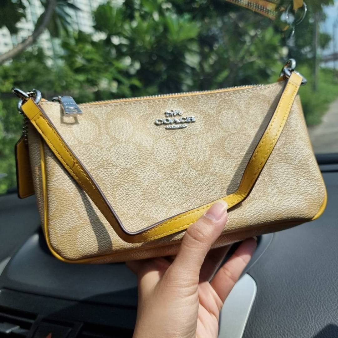 COACH F58321 TOP HANDLE POUCH อีกรุ่นฆ่าไม่ตาย!! 😎 ขายดีขายหมด ขายรวยขายปังๆ!! กระเป๋าพอชจากโค้ช ทรงใช้งานง่าย สะดวก กะทัดรัด วัสดุหนังแคนวาสเคลือบคุณภาพดี มาพร้อมสายคล้องในตัว และสายสะพาย crossbody ปรับเปลี่ยนได้ตามสไตล์ อีกหนึ่งไอเท็มที่สาวๆต้อง
