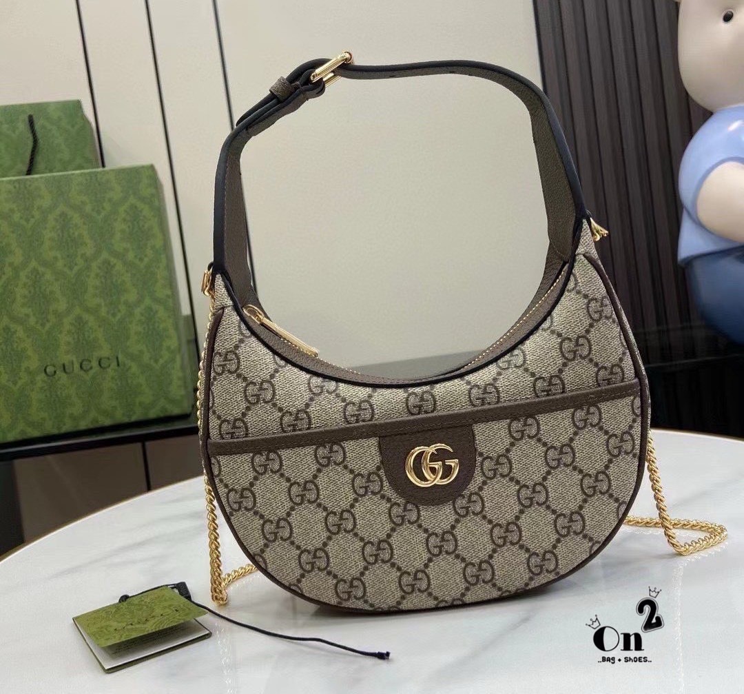 GUCCI Ophidia super mini shoulder bag กระเป๋าสะพายไหล่ทรงยอดนิยม รุ่นนี้น้องน่ารักมาก ใครที่ชอบกระเป๋าใบกะทัดรัดแนะนำใบนี้เลยค่ะ มีสายยาวโซ่ไว้สะพายข้างได้ รับไปไม่ผิดหวังค่ะ