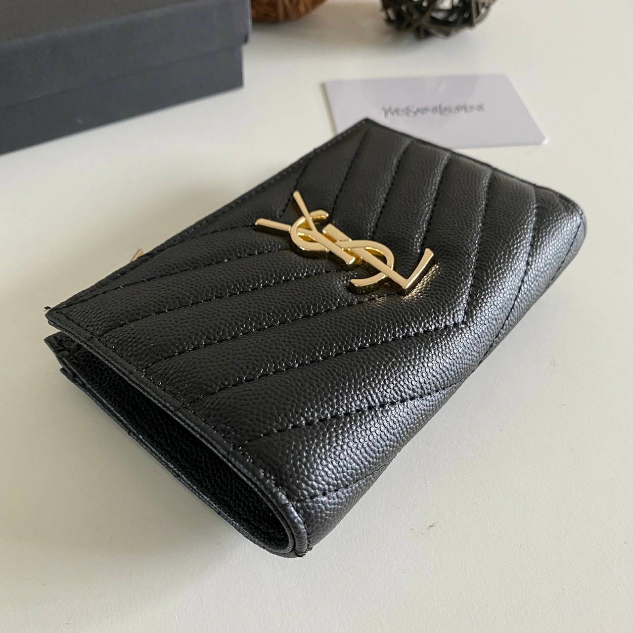 VIP GIFT 】หนังแท้ YSL SAINT LAURENT Monogram Zipped Bifold Wallet มาแล้วจร้า ถามหากันเยอะมากๆ กระเป๋าสตางค์ใบสั้นที่ใส่แบงค์ ใส่บัตร ใส่เหรียญได้เยอะสุดๆ มีสองด้านซิปและพับ ใบเดียวครบจบเลย หนังสวยมาก ละเอียดสุดๆ