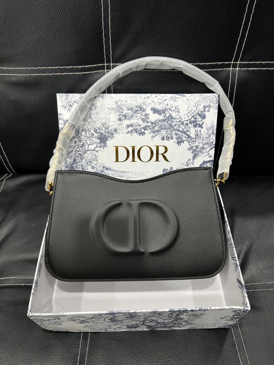 CD SIGNATURE HOBO MINI BAG leather Black / Dior Bag พร้อมส่ง กระเป๋าสะพายทรงโฮโบ รุ่นใหม่ล่าสุด Winter 2023 สวยหรูหราเป็นเอกลักษณ์แบรนด์ **สินค้าเกรดออริจินอล 1:1 สลับแท้