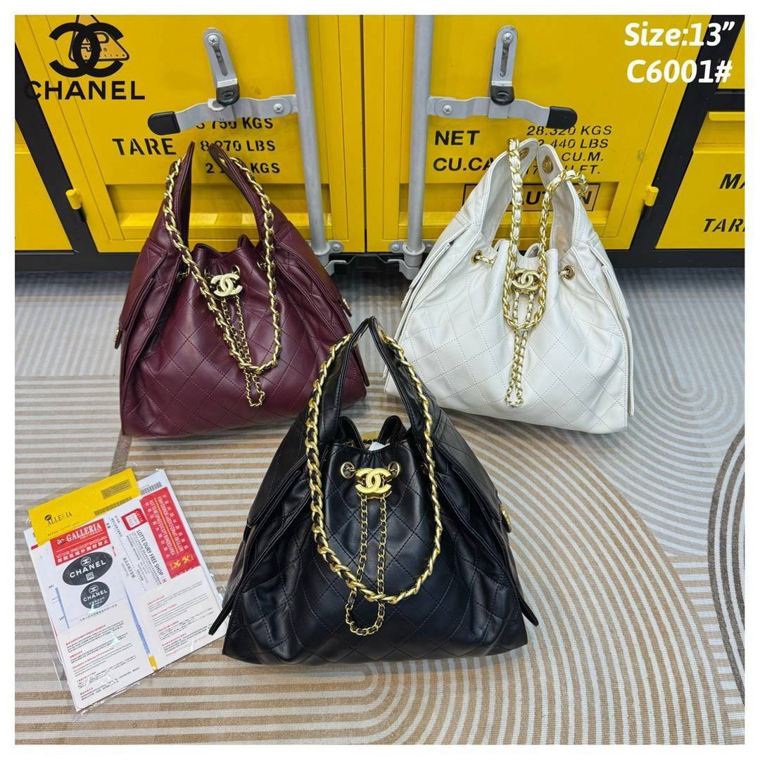 CHANEL 25 Small Handbag กระเป๋าสะพายทรงโฮโบ คอลใหม่ล่าสุด ต้อนรับฤดูกาล SPRING-SUMMER 2025 รูปทรงใช้งานได้จริง จุของได้ ถือเก๋ๆ เอวี่เดย์ลุค บอกเลยว่าดีไซน์เก๋มาก